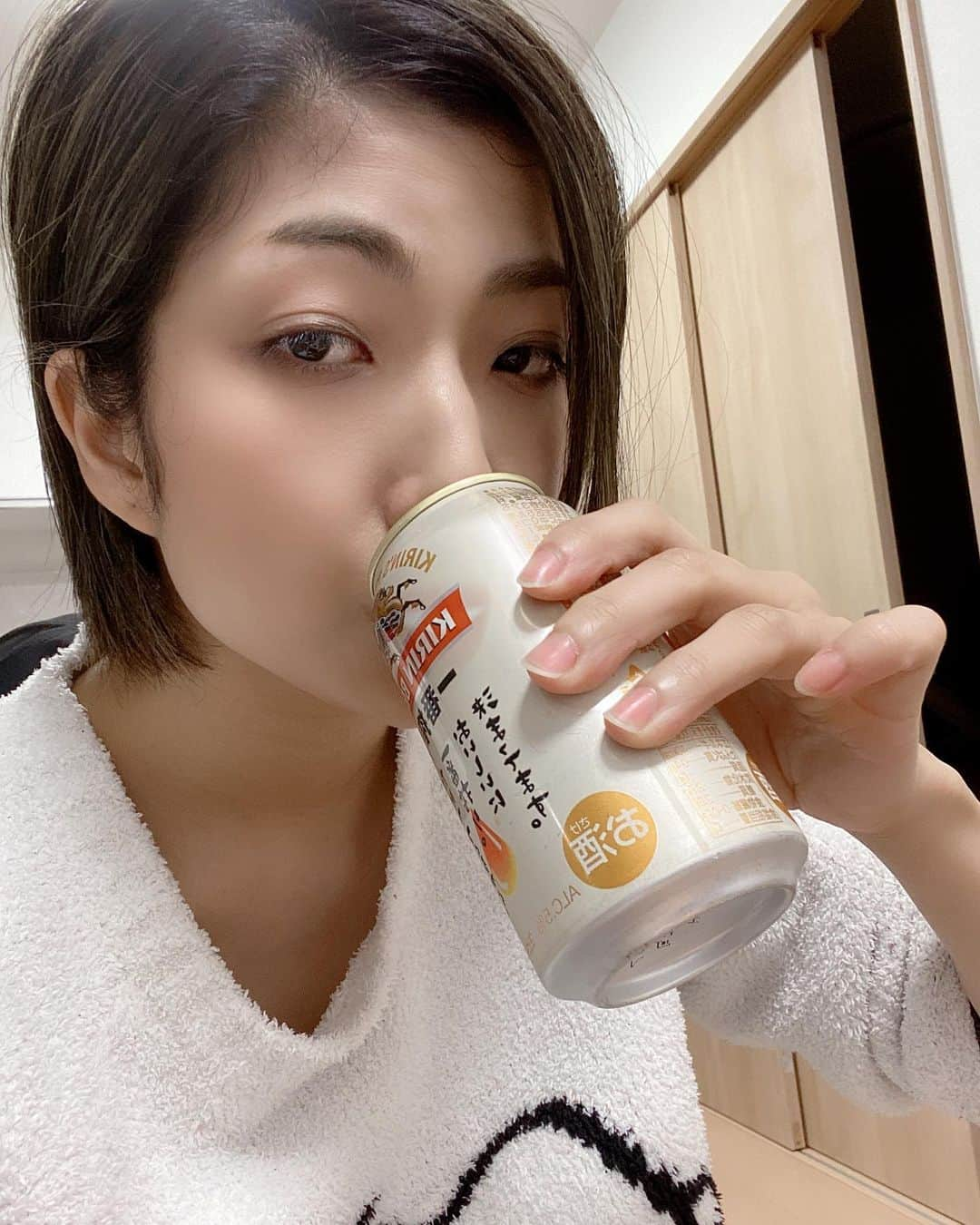 花瑛ちほさんのインスタグラム写真 - (花瑛ちほInstagram)「おはようございます  日々勢力拡大中のコロちゃん(コロナウイルス)に怯える毎日ですね  可愛く言ってみてもやっぱり怖い  #ティーツリーオイル でうがいするのがどうやら効くようで  やってますが  やってますが  激マズでございます  アルコール消毒の方が得意です  我慢して続けます  今日もゆったりがんばるです  えいえいおー」2月1日 11時39分 - eichan1117