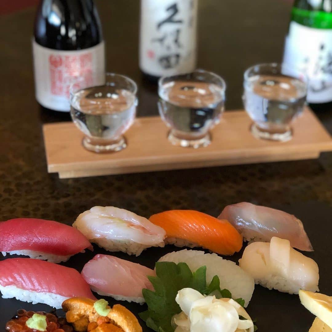 Trump Waikikiさんのインスタグラム写真 - (Trump WaikikiInstagram)「Take a closer look at this omakase served at Wai‘olu Ocean Cuisine. Tempting and delicious! #trumpwaikiki #waioluoceancuisine #sushi #omakase #seafoodrestaurantwaikiki #sushibar #neversettle  ワイオル・オーシャン・キィジーヌで、握りおまかせはいかがですか？ #ワイオルオーシャンキィジーヌ #トランプワイキキ #寿司 #ハワイで寿司 #おまかせ #シーフードレストラン #ハワイで寿」2月1日 11時40分 - trumpwaikiki