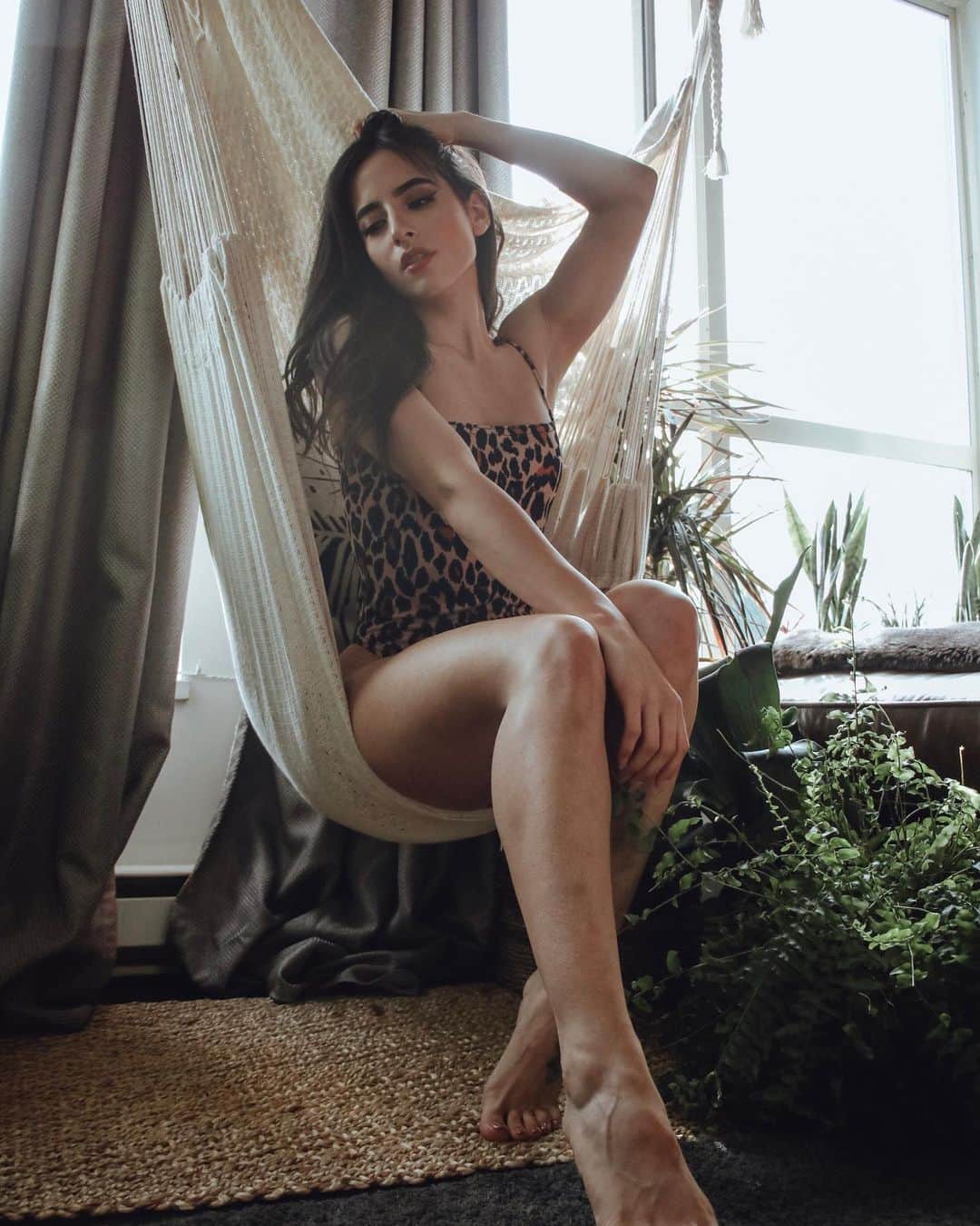 Sarah Ramadanのインスタグラム：「grow by the inch, fight for the inches💜 ⠀ from time to time, it’s okay not to be okay. and it’s okay to not know everything. when scary things are happening, and you’re feeling a whirlwind of emotions, sometimes the best thing we can do for ourselves and for others is to take a step back. to reflect, reconnect, and slowly…return🦋 ⠀ I’ve had my fair share of fears over the past few years. the inhibition of trauma and the residual resentment that follows grief is no joke. I have been struggling for a long time. ⠀ and though I’ve come a long way, I’m still exploring all the things I loved before fear told me not to. ⠀ when I got sick from anorexia, I lost a sense of myself. my whole life and identity was wrapped around an illness that never truly served me. so my recovery thereafter meant somewhat of an exploration. I was discovering myself each and everyday, and letting each new thing be seen as a treasure. I’d welcome it all with compassion and self-respect. ⠀ but grief and mental illness is a whole other battle. You’re trying to save yourself while simultaneously coping with a loss so deep that it burns to this day. so I regretfully admit that I did put a limit on my growth. I feared what could happen next, and I chose to stop growing. ⠀ but this is everything I wish my page to stand for. I want to tell you that I too hit lows. I feel like I’m about to implode at times. but I never EVER lose hope. And I never let my self-love or worth degrade: ⠀ those are my superpowers, and my anchors in times when life ain’t so easy. ⠀ I made it a point that 2020 be different. That those terrains I was too fearful to tread will officially be explored. ⠀ I’ll start by slowly dipping in my toes, trembling as I go, but with every inch, I know I’ll get stronger💜  I hope only the same for you🦋 ⠀ picture by my beautifully talented friends @seanchenn @nathaniel.av 🤍 ⠀ #fightforgrowth #selfloveadvocate #growbytheinch #fightfortheinches」