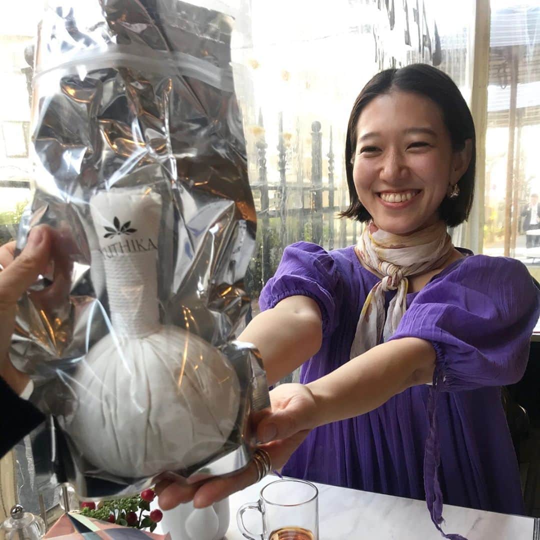 のインスタグラム：「イッチッチと会うと元気になるなぁ🥳 🥳🥳 最近あったかいとはいえコートの下半袖だったイッチッチ。少年なの？ イッチッチにもらった癒し玉ねぎは腰にぐりぐりすると気持ち良くて眠くなるぅぅぅ☺️💕 #mito_natsume #どこでも飛ぶBBA #息切れ半端ない　#年々身体重い」