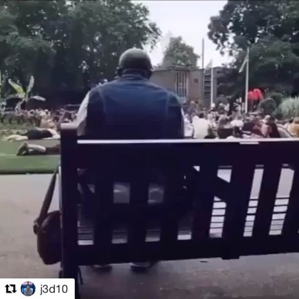 エリザベス・リーサーのインスタグラム：「The energy we need right now  #Repost @j3d10 ・・・ Guy sitting at a park gets the crowd at the park to sing with him! This is one of the songs that can get a crowd going, remember this song next time you wanna play a song on a jukebox or if you wanna yell something at a protest #livingonaprayer #jonbonjovi」