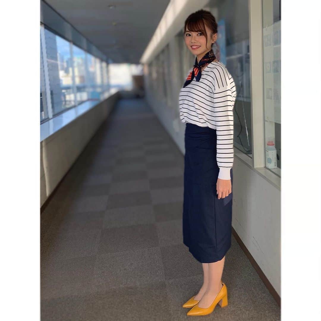 加藤里奈（カトリーナ）さんのインスタグラム写真 - (加藤里奈（カトリーナ）Instagram)「💙❤️💛💙❤️💛 NHK『ウイークエンド中部』 カトリーナのトレンド探偵「追跡！“ラグ女”」‬ ‪観て下さった方、ありがとうございました🏉 いかがでしたか！？ *‬ ‪衣装は、 ✔️tops @12twelveagenda @12twelveagenda_nagoya ✔️skirt @nostalgia_jp @nostalgia_cenpa * 自前は、 ✔️ pumps @zara ✔️scarf @vis パンプスのヒール部分がかわいいので、 横向きも載せました➡️2枚目です🙆‍♀️ * 髪型は @shunsuke_takeuchi でした🖤 かわいい髪型ありがとうございました☺️ * #NHK #衣装 #zara #zarafashion #zarawomen #アラサーコーデ #今日の服 #ヘアアレンジ #コーディネート #アナウンサー #フリーアナウンサー #大人コーデ #毎日コーデ #タイトスカート #ラグビー #ラグビー観戦 #rugby #ラグ女 #ラガール #パンプス #スカーフアレンジ #スカーフ #スカーフコーデ #scarf #scarfstyle #scarffashion #生放送 #news #ニュース #announcer」2月1日 11時55分 - rinakatoktriiina