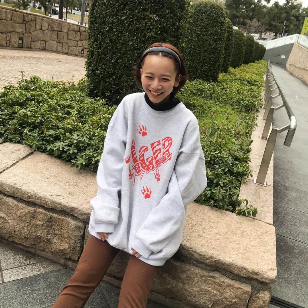 のインスタグラム：「わたし史上1番ダサカワなスウェット。おっきくTigerって書いてるのなかなかウケぴ🐅 ビッグサイズでお尻も隠してくれてよきよね！ #mito_natsume #古着スウェット」