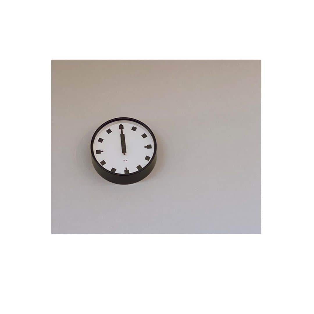 柏原明日架さんのインスタグラム写真 - (柏原明日架Instagram)「...@  12:00秒芯もぴったり瞬間。  時間、大切って思ってたら時計を見る回数が増えた気がする。  #timeismoney #photo #iphone #camera #12:00」2月1日 12時04分 - asuka_____official