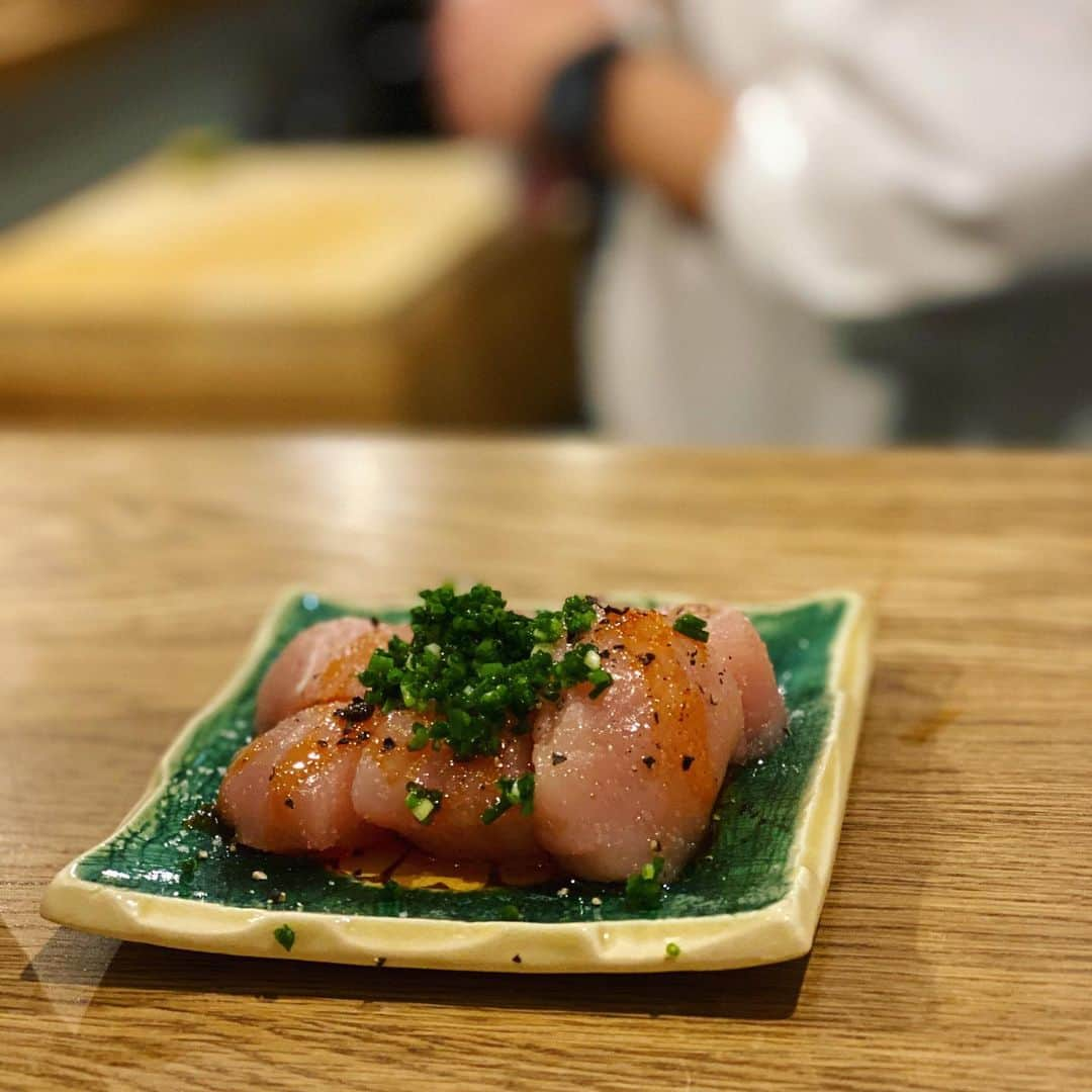 Risako Yamamotoさんのインスタグラム写真 - (Risako YamamotoInstagram)「念願のカジュアル割烹iida🥢 ・ 一品目 鶏ささ身のお刺身から感動！♡ 美味しいとは聞いていたけど、こんなにも美味しいだなんて😭🙏🏼✨ ・ ・ 〆のおにぎりとお椀ものまで最後まで感動しっぱなしでした💛 ・ ・ #カジュアル割烹iida #大阪グルメ」2月1日 12時11分 - risako_yamamoto