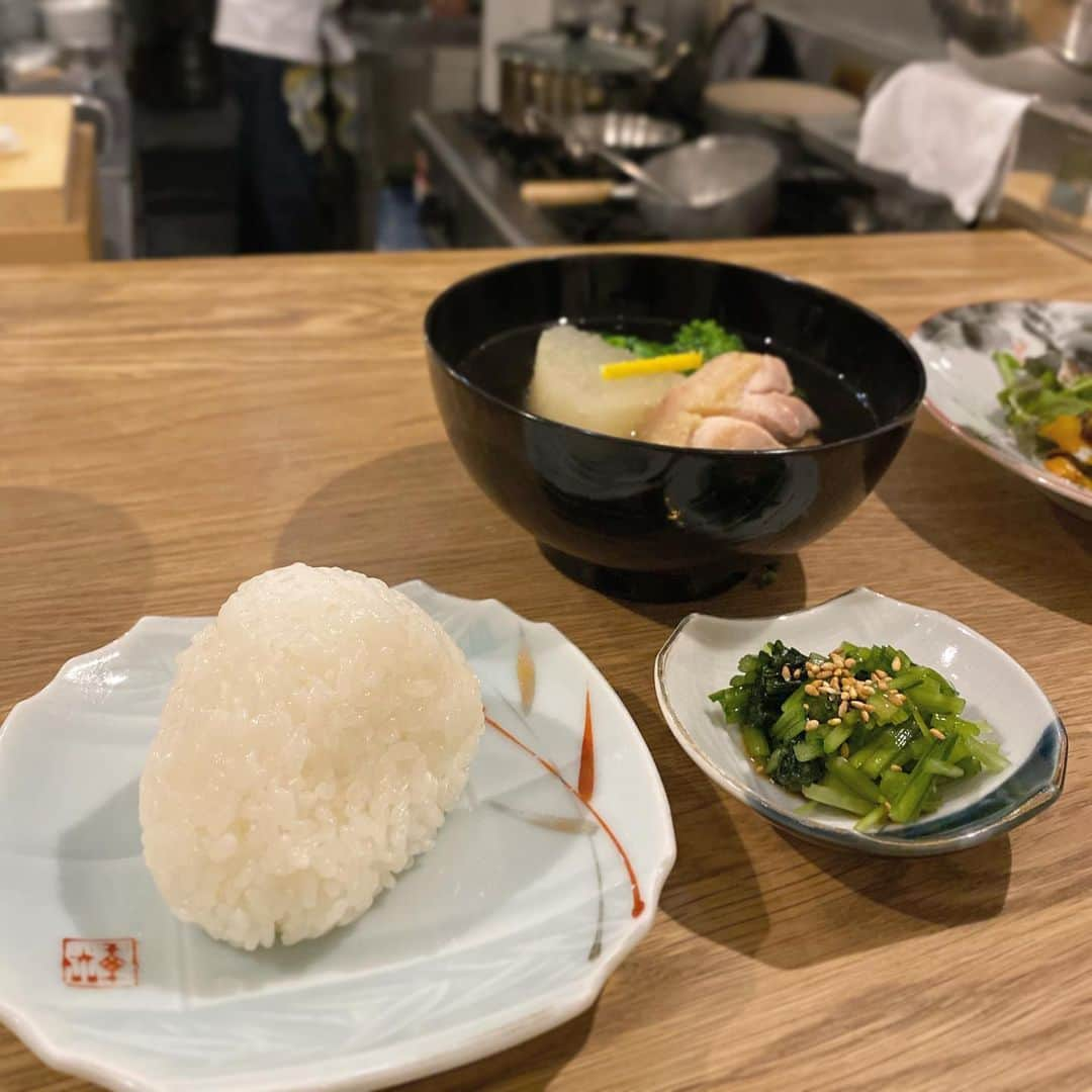 Risako Yamamotoさんのインスタグラム写真 - (Risako YamamotoInstagram)「念願のカジュアル割烹iida🥢 ・ 一品目 鶏ささ身のお刺身から感動！♡ 美味しいとは聞いていたけど、こんなにも美味しいだなんて😭🙏🏼✨ ・ ・ 〆のおにぎりとお椀ものまで最後まで感動しっぱなしでした💛 ・ ・ #カジュアル割烹iida #大阪グルメ」2月1日 12時11分 - risako_yamamoto