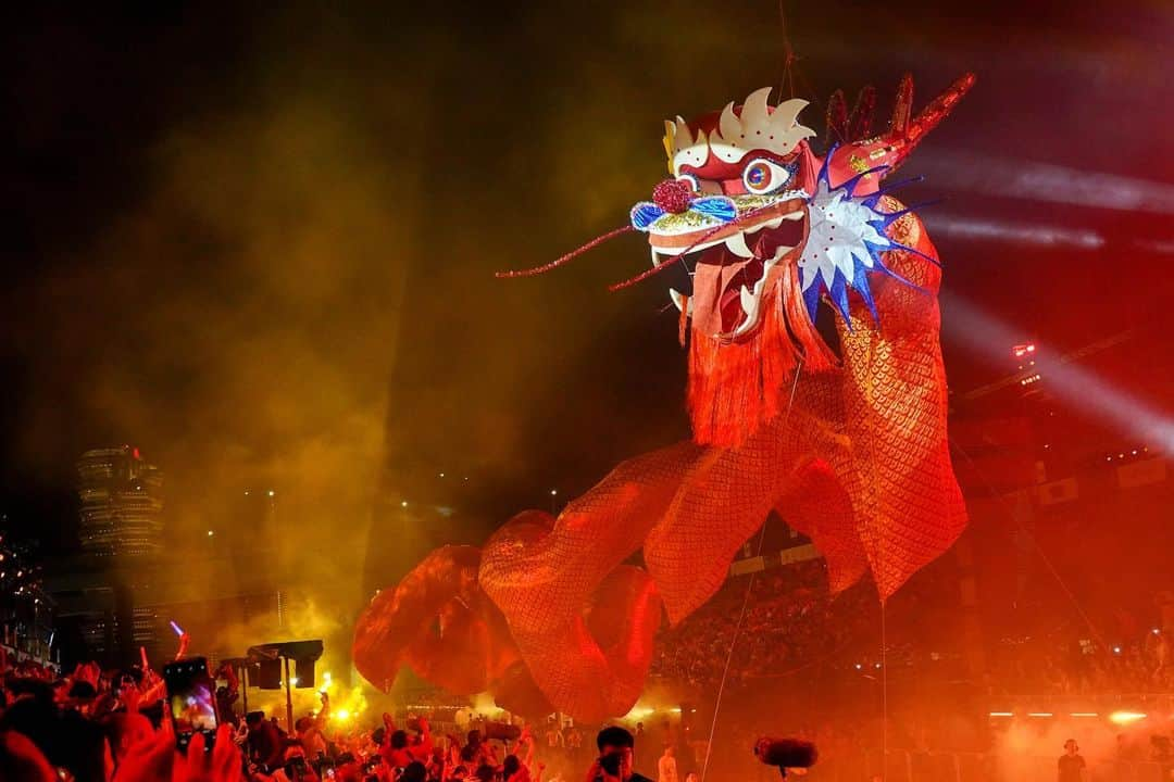 リー・シェンロンさんのインスタグラム写真 - (リー・シェンロンInstagram)「Last night’s Chingay Parade was lively, engaging, and full of energy as always! ⠀⠀⠀⠀⠀⠀⠀ The theme of this year’s Chingay is “Colours in Harmony”. Chingay has long brought together people from varied backgrounds in joyous celebration, so the theme is an apt one to mark PA’s 60th year! ⠀⠀⠀⠀⠀⠀⠀ The coronavirus is understandably on many peoples’ minds, but we cannot let fear stop us from carrying on with our lives. Organisers and performers have been preparing for this for months. I was very happy to see a decent turn out in the stands to view the fruits of their labour. ⠀⠀⠀⠀⠀⠀⠀ A big thank you to @pafrenz for once again putting together a spectacular show, on top of mobilising to set up the free mask distribution points which start today. If you can’t make it for tonight’s show, fret not — the parade will be coming to the heartlands, too, including my own Ang Mo Kio GRC! (Check my Facebook post for details). – LHL ⠀⠀⠀⠀⠀⠀⠀ ([1] Photo by Chwee; [2, 5, 10] Photos by me; [3, 4, 6-9] MCI Photos by Lee Jia Wen])⠀⠀⠀⠀⠀⠀⠀」2月1日 12時18分 - leehsienloong