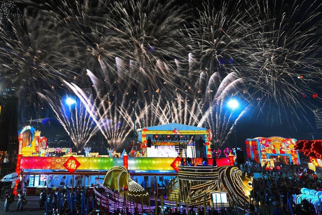 リー・シェンロンさんのインスタグラム写真 - (リー・シェンロンInstagram)「Last night’s Chingay Parade was lively, engaging, and full of energy as always! ⠀⠀⠀⠀⠀⠀⠀ The theme of this year’s Chingay is “Colours in Harmony”. Chingay has long brought together people from varied backgrounds in joyous celebration, so the theme is an apt one to mark PA’s 60th year! ⠀⠀⠀⠀⠀⠀⠀ The coronavirus is understandably on many peoples’ minds, but we cannot let fear stop us from carrying on with our lives. Organisers and performers have been preparing for this for months. I was very happy to see a decent turn out in the stands to view the fruits of their labour. ⠀⠀⠀⠀⠀⠀⠀ A big thank you to @pafrenz for once again putting together a spectacular show, on top of mobilising to set up the free mask distribution points which start today. If you can’t make it for tonight’s show, fret not — the parade will be coming to the heartlands, too, including my own Ang Mo Kio GRC! (Check my Facebook post for details). – LHL ⠀⠀⠀⠀⠀⠀⠀ ([1] Photo by Chwee; [2, 5, 10] Photos by me; [3, 4, 6-9] MCI Photos by Lee Jia Wen])⠀⠀⠀⠀⠀⠀⠀」2月1日 12時18分 - leehsienloong