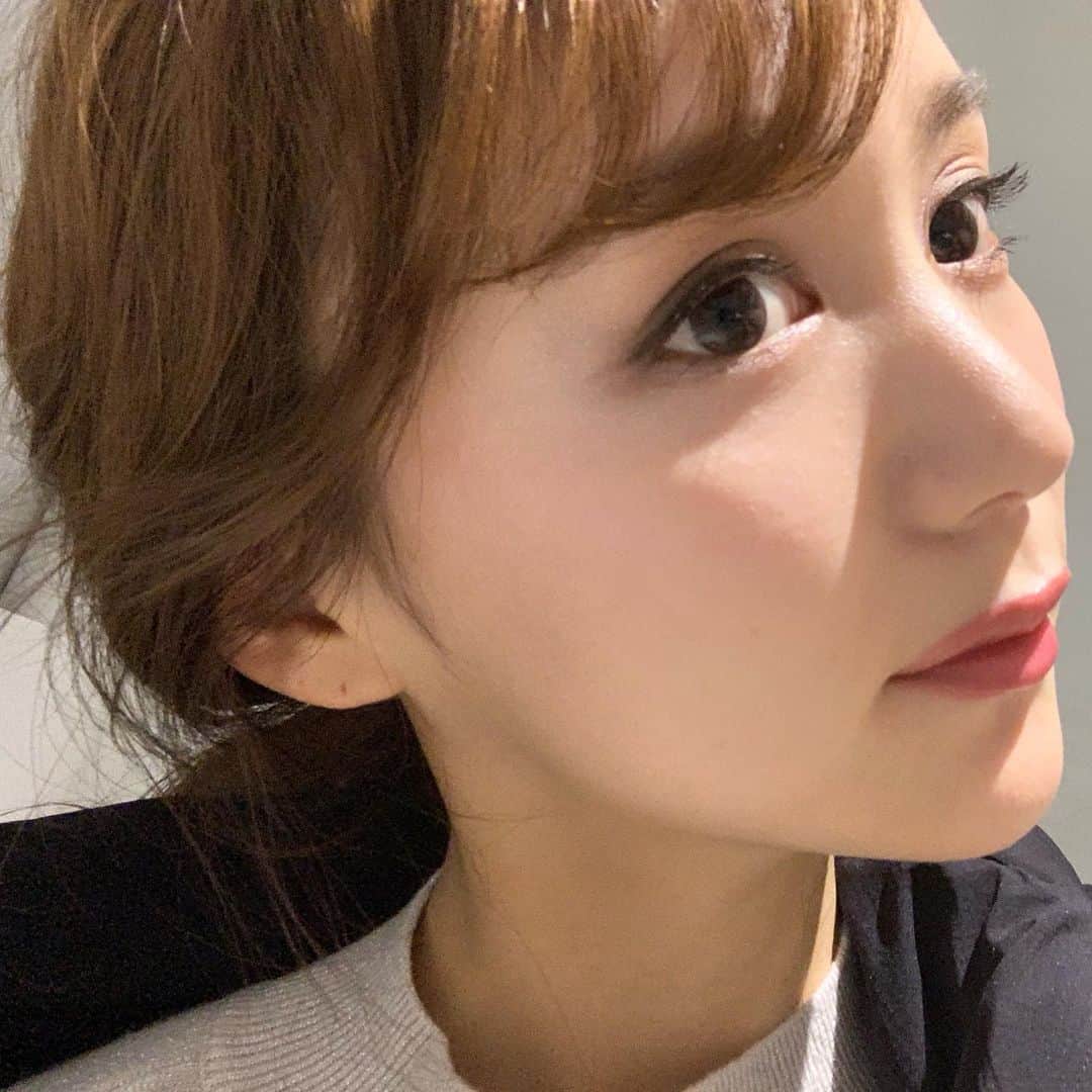 宮内ひかるのインスタグラム：「お肌明るめが気分✨ ナチュラルな色味でずっときたけど 白いお肌に憧れて🥺研究中💄 ． #メイク #趣味 #美容 #デパコス」