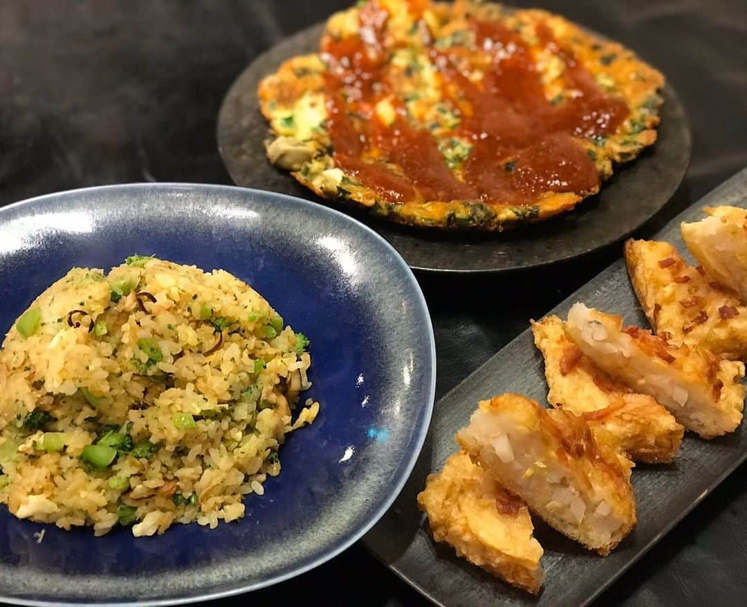 のインスタグラム：「押切もえちゃんに誘ってもらって、中華のお料理教室へ行ってきました🥰  炒飯の極意、大変勉強になった👩‍🏫 ！  そして謎にお料理教室後は、苺パフェでお茶とゆー、たっぷりおデブプランに汗🍓  もえちゃんの牡蠣お好み焼きをひっくり返す姿かなりいい感じです🤣👍海老蓮根トースト🦐牡蠣ニラお好み焼き🦪 ツナとブロッコリー炒飯🥦しっかり復習しようと思います💪  #五十嵐美幸#押切もえ#安田美沙子#中華料理#お料理教室#炒飯#海老トースト#牡蠣お好み焼き#炒飯の卵ご飯はちょっとしか混ぜないのがコツ」