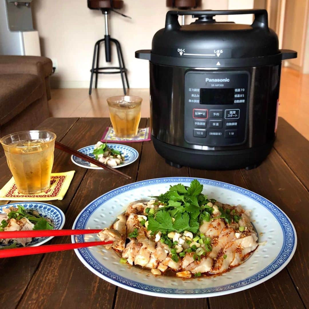 小鳥遊しほのインスタグラム：「👨‍🍳本日の料理「ピリ辛よだれ鶏香菜添え」花山椒とパクチー最高。初めて電気圧力鍋を使ったけど火力の調節とかもいらないし、スイッチを押すだけで簡単に本格調理ができるのですばらしい👏 . もっと早く手に入れておけば良かったと思う調理家電がほんとにいっぱいあって困る😂笑 . 電気圧力鍋はおいしく仕上がる上に時短できるので全国のママパパ、料理好き、めんどくさがりのみなさんに特にオススメです🥘 . #パナソニック #電気圧力鍋  #時短なべ #esse #pr #よだれ鶏 #中華 #おうちごはん  @panasonic_cooking」