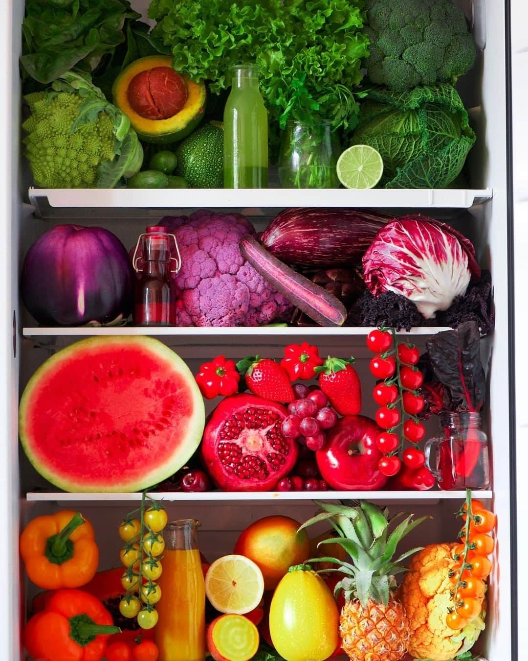 ケイラ・アイトサインズさんのインスタグラム写真 - (ケイラ・アイトサインズInstagram)「There is no way my fridge looks like this!! 😂 I would LOVE to colour coordinate my fridge except firstly, I do NOT have the time hahaa and secondly, mine is actually pretty empty because I go to the shops every day or two and buy my food. I actually love going to the shops and SEEING the ingredients and that's how I plan my meals. If I stock up too much then I forget about my food and I end up giving it to my Yiayia's chickens!!⁣ ⁣ I think meal prepping can be SO helpful for some people, and sometimes I wish I could plan my meals for the whole week, but that's just not me!! Everyone is different and that's fine! Do you meal prep your whole week? ⁣ 📷 @alphafoodie」2月1日 12時30分 - kayla_itsines