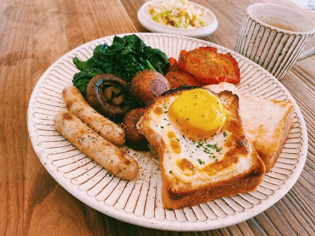 大瀧彩乃さんのインスタグラム写真 - (大瀧彩乃Instagram)「・ 今天澳大利亞的早餐🍳 昔はよく作ったご飯をupしてたなぁと久々に。 簡単にサッと出来るものしか作らないのですが、器とお料理のコーディネートを楽しむのがここ数年自分の趣味です。 日本のアーティストの方の作品も好きなものが多いですが、海外で器を見つけるのも楽しみの一つ。 今日は　#山田雅子　さんの器でオーストラリアの定番朝食🍳  生のトマトは苦手ですが焼いたり煮たりするとむしろ好物になるのが不思議！ ちぢみほうれん草は土が付いたまま手元に届き、甘みも増して絶品。食感はケールみたい。冬の楽しみ🥬 朝食を楽しんだら今日は確定申告の準備（必要資料揃えるだけなのにそれすらままならない）と請求書がんばります🔥  #takiico飯  #早餐 #愛吃」2月1日 12時32分 - _ayanootaki_