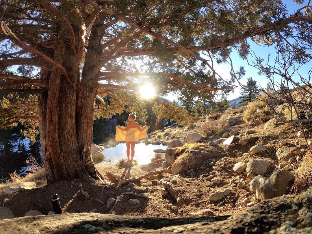 ジェイミー・アンダーソンのインスタグラム：「Golden hour at one of my favorite springs 🙌」