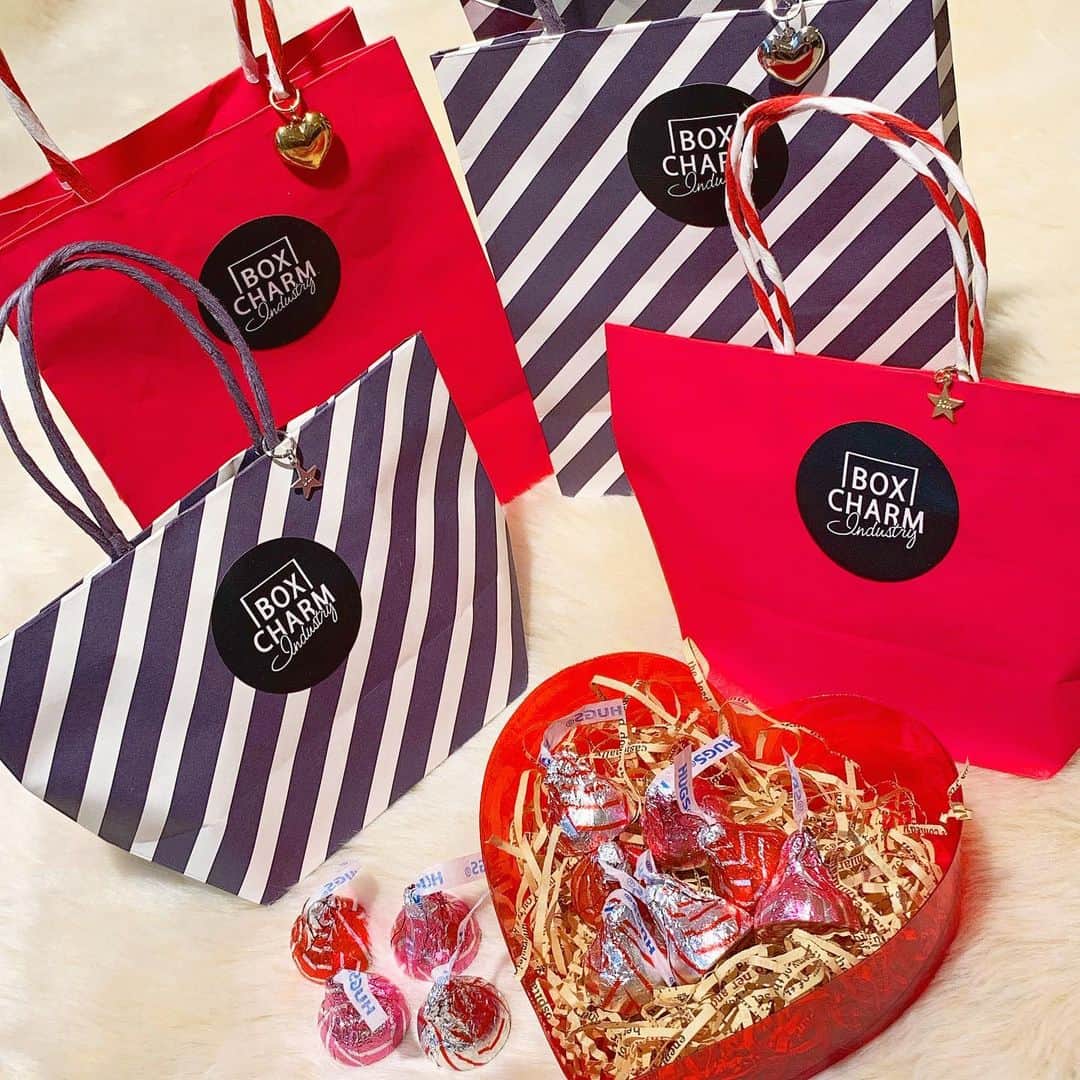 BOX CHARM Industryのインスタグラム：「🆕 2/1〜2/14までの期間限定企画❤︎❤︎❤︎ 💝 バレンタイン限定ショップバック 🍫💓 . 原宿本店では、期間中にカスタムパッケージをご購入頂いたお客様にはオリジナルチャーム付き限定ショップバッグをプレゼント致します🎁💓（デザインは4種類からお選び頂けます） チョコレートもおひとつプレゼントとなっておりますのでこの機会に是非🍫☺️ また、こちらの限定ショップバッグのみの購入も可能となっておりますのでご希望の方はスタッフにお申し付けください🎁（各¥300） . #boxcharmindustry #boxcharm  #handmade #accessory #present #harajuku #tokyo #Valentine #gift #ボックスチャームインダストリー #ボックスチャーム #原宿 #原宿観光 #東京観光 #真鍮 #真鍮アクセサリー #オリジナルアクセサリー #バレンタイン」