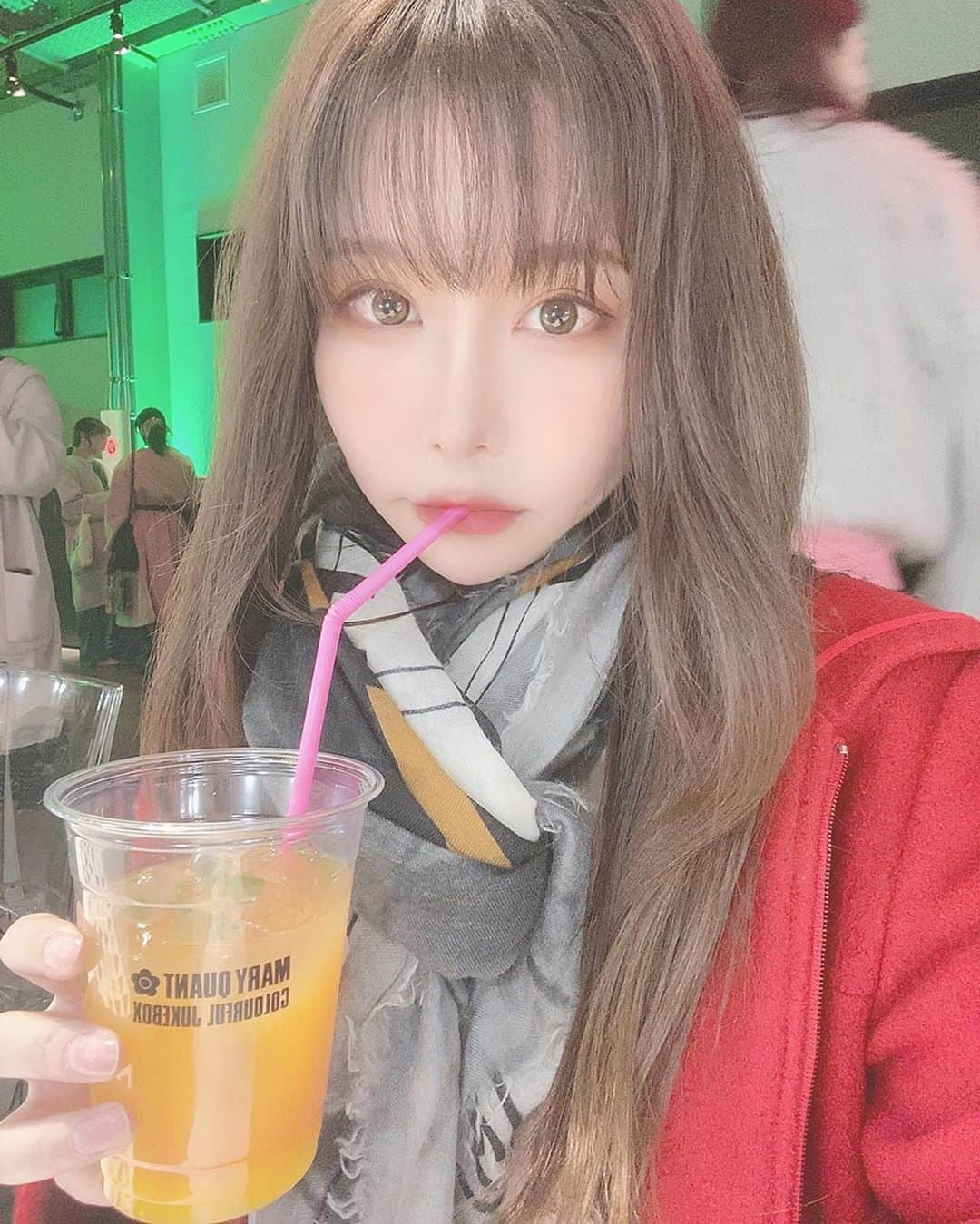 利咲のインスタグラム：「マリクワの新しいアイシャドウのレセプションイベントに行って来ました☺️﻿ 定番色だけで112色、シーゾナルカラーを入れたら120色もあるので好きなカラーを選んで自分らしいパレットが作れるのが良いですよね💓﻿ 質感もマット、パール、メタリック、トゥインクル←？、グリッターと5種類もあります。﻿ 色味だけじゃなくて質感も選べるのがポイントだと思います✨﻿ ちなみに私は最近マットなナチュラル感にハマってますよ👍﻿ ﻿ 今回はSpotifyとのコラボイベントでコスメ×音楽がテーマでした。﻿ 場所はシェアグリーン南青山🌳﻿ 緑が多く開けてて素敵な場所でした！﻿ ﻿ 今日と明日の2/1(土)2(日)のニ日間﻿ こちらで入場無料でデザートなど食べれるイベントをやってるみたいなのでお近くの方はぜひ〜❤︎﻿ ﻿ #maryquant #eyeopener #mqevent #colourfuljukebox #マリークワント #マリクワ #アイオープナー #マリークヮント #アイシャドウ #SHAREGREENMINAMIAOYAMA #neweyeopener #receptionparty #reception」