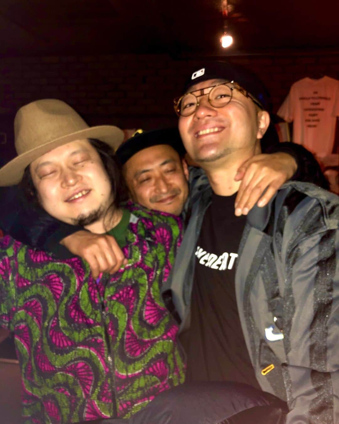 ZEN-LA-ROCKのインスタグラム：「昼の12時過ぎ、まだやってた🤣 まーーーーーーぢで大仏お疲れ様でした‼️ RESPECTの極み🤜🏽🤛🏽 新しいお店も楽しみっっっ 新店長ベアーも完走&結婚おめっ . . . #オルガンバー #organbar」