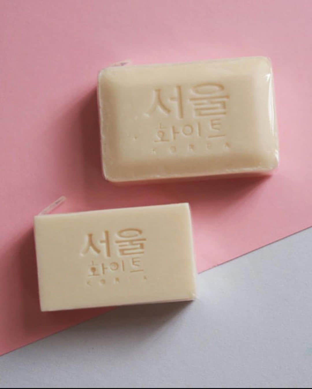 Kim Chiuさんのインスタグラム写真 - (Kim ChiuInstagram)「Good Morning!!!💗 Discover a new level of healthy white that’s touchably-soft with Seoul White Korea Double White Whitening Soap! 💗💗💗. This gentle bar combines the brightening powers of arbutin bearberry plus tried-and-tested kojic acid to deliver long-term skin lightening. 👍🏻 The precious white strawberry exfoliates the skin as you cleanse, letting you enjoy a double whitening. Proven and tested skin marks (due to kagat ng niknik)on my legs got lighten immediately after 2 weeks!!! Super effective!!! Must try!!!!⭐️⭐️⭐️⭐️⭐️ @seoulwhitekorea」2月1日 12時49分 - chinitaprincess