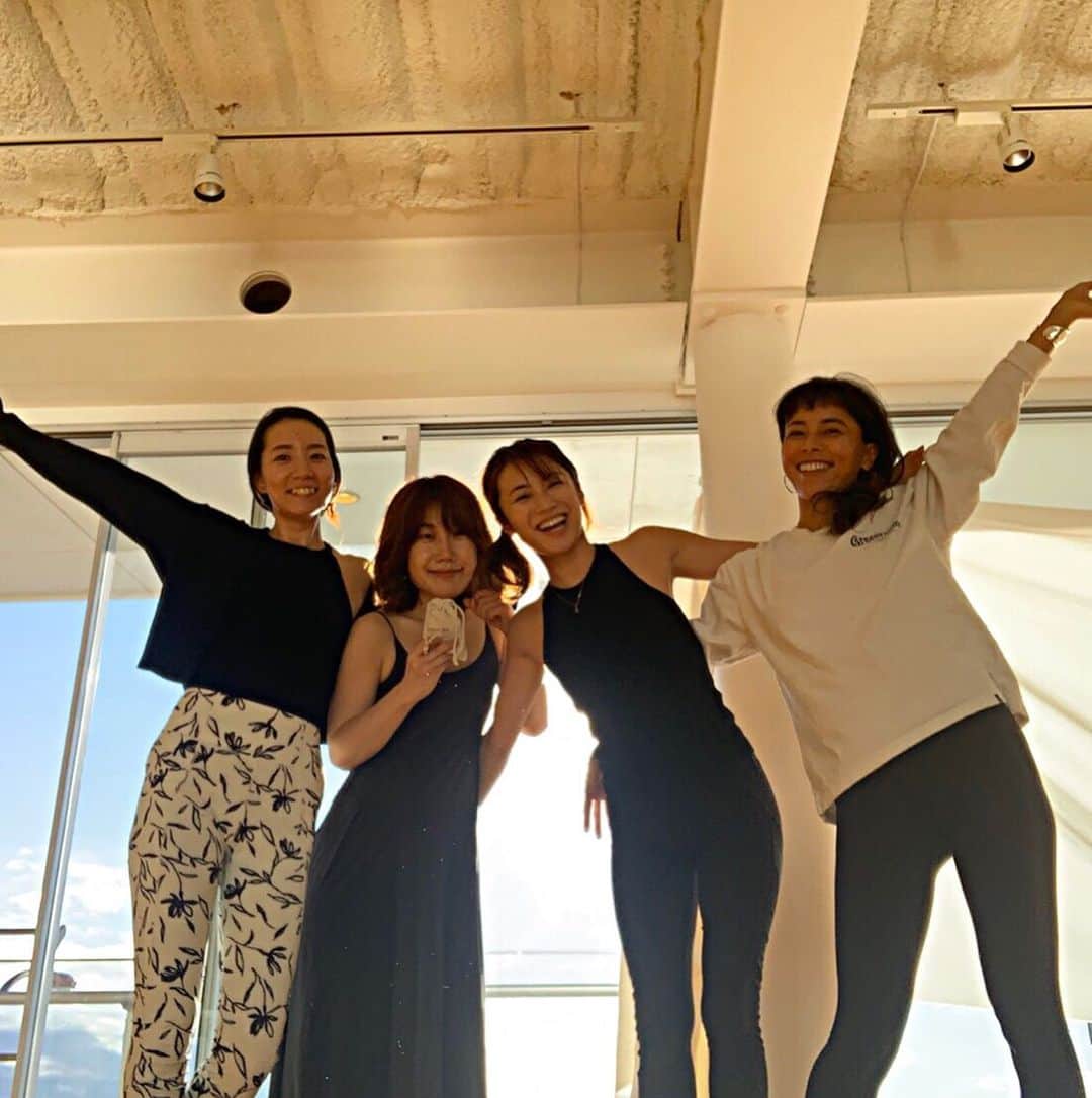 内山理名さんのインスタグラム写真 - (内山理名Instagram)「🧘‍♀️🌈 ・ 暖かい太陽に包まれながら　海を眺めながらYOGA.. 久しぶりの　@yoga_citta クラス。 ・ 瞑想中　軽く瞼を開けると　遠くの海で　波待ちしているサーファーがゆらゆらと見えた。 ・ パワフルな友と静かな時間。サイコー🍃 ・ #yoga #smile」2月1日 12時47分 - rinauchiyama_official