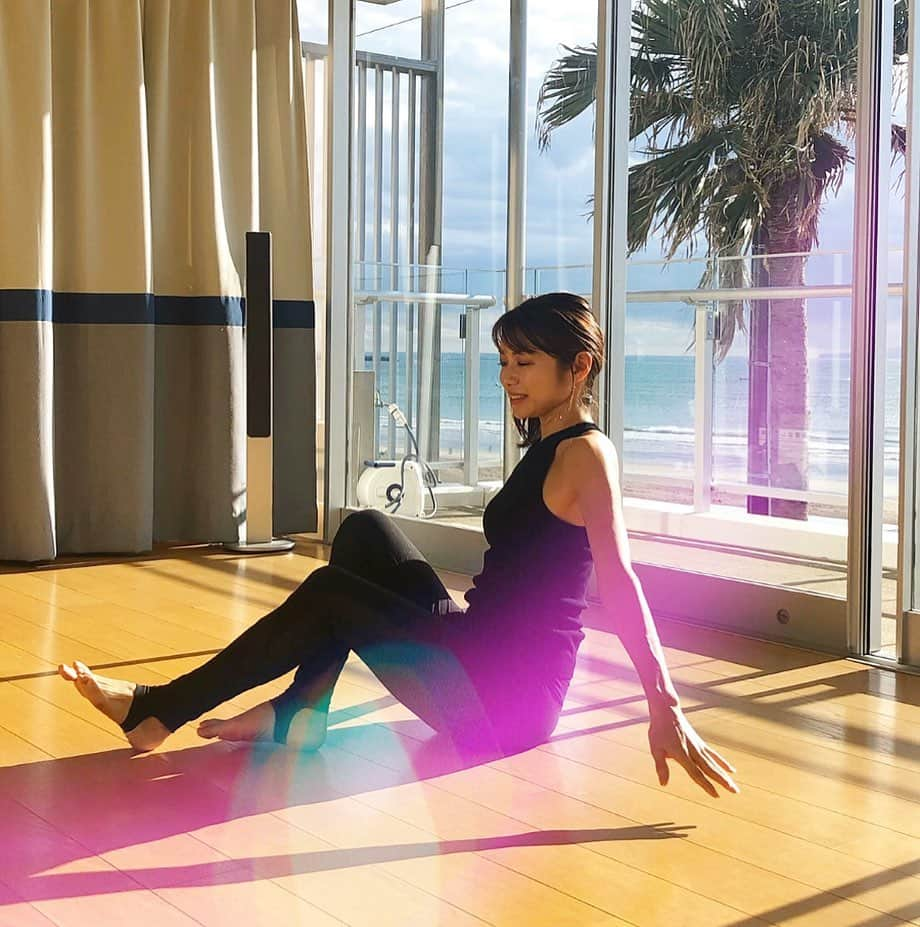 内山理名さんのインスタグラム写真 - (内山理名Instagram)「🧘‍♀️🌈 ・ 暖かい太陽に包まれながら　海を眺めながらYOGA.. 久しぶりの　@yoga_citta クラス。 ・ 瞑想中　軽く瞼を開けると　遠くの海で　波待ちしているサーファーがゆらゆらと見えた。 ・ パワフルな友と静かな時間。サイコー🍃 ・ #yoga #smile」2月1日 12時47分 - rinauchiyama_official