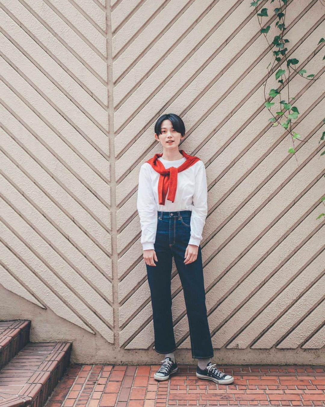 平山奈美のインスタグラム：「👖🧶 guのデニムのカタチきれい✌️ . #シンプルコーデ #カジュアルコーデ #デニム #ママ #ママモデル #ナチュラル #ショートヘア #ハンサムショート #男の子ママ #gu #ユニクロ #春コーデ #コンバース」