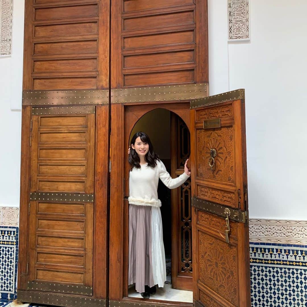 早川茉希さんのインスタグラム写真 - (早川茉希Instagram)「【フェズのオススメリヤド🌿】 ・ モロッコの終盤、一番感激したのは 滞在したリヤドのRiad Myra😍✨ ・ 小さな入り口を入ると、 解放的なお庭が広がります🌿⛲️ ミントティーをいただき、オーナーと思しき フレンドリーな方と雑談して案内されると、、 「今日は特別にこの部屋を用意しました❣️」と 一階の広いお部屋にアップグレードされてた🤩💕 閑散期だからか、ラッキーでした🥺  二重の扉も室内も、天井が高い！！😳 タイルや木彫りの家具がすごく素敵で 宮殿みたいだ〜！と興奮😂✨ ・ ちょうど見てきた宮殿の妃や 側室のお部屋が似た造りだったので、 内装もこんな雰囲気だったのかなぁと 妄想が止まらなかった💭  一泊しかできなかったのが惜しいけれど 素敵な夜でした🥺✨ ・ #ありがとうモロッコ #リヤド #フェズ #おすすめリヤド #フェズ観光 #モロッコ旅行 #ついにモロッコ編完 #タビジョ #旅行好き #イスラム装飾 #morocco #fez #riad #riadfes #冬旅行 #リヤド #riadmyra #riadmyrafes #リヤドマイラ #夜の雰囲気も素敵 #tabijyo #tabippo」2月1日 12時50分 - maki_hayakawa