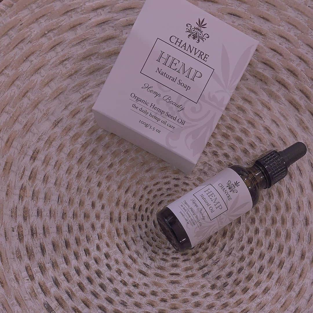 Ai（虫賀愛）さんのインスタグラム写真 - (Ai（虫賀愛）Instagram)「* ずぅ、っときになってた @chanvre_hempcosmetics の Hemp Seed Oil 🌱💕 * * 今じわじわ流行ってるなあって思ってるからはやく試してみたかったの * 洗顔石鹸も前のがちょうどなくなったからゲットしといた💋 * いい効果をもたらしてくれますように💕 * * #hemp #hempoil #hempseed #hempseedoil #organic #natural #ヘンプ　#ヘンプシードオイル　 #オーガニック　#ナチュラル」2月1日 12時53分 - ai.mushiga