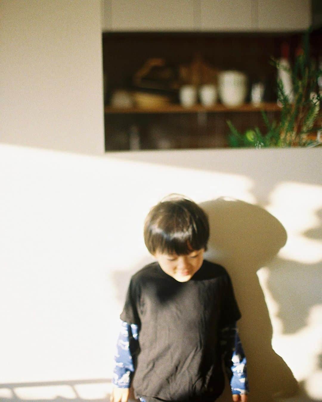 花盛友里のインスタグラム：「「あのねーぼくね、かーちゃんが一生懸命育ててくれたから、こうやってかーちゃんとおしゃべりしたり出来る様になったんだよ。かーちゃんが一生懸命育ててくれてから、こうやってぎゅーってしたりできるんだよ。産まれてきてよかったー！ありがとう。」 って昨日寝る前に言われたよ。  次男が史上最強の悪さをしてガチギレしたわたしをなんとか沈めようと優しいこと言ってくれたんだろうけど、ほんと嬉しい♡ 「産んでくれてありがとう」から最近は「育ててくれてありがとう」とか「素敵な名前くれてありがとう」って言ってくれるようになった。  うれしいなぁ。 いやーほんと育てるの大変だわよ。昨日のわたしのガチギレ具合をみんなにも見せたいわよ！笑笑 ［赤ちゃんだから悪いってことが分からないから怒ったってしょうがない！］そんなことはわかっておる！  が、しかし！わたしも人間なのでやられたら嫌なもんは嫌なんだー！！ そんな時にいつも「おさるのジョージ」の黄色い帽子のおじさんが頭の中に出てくるよ。 あの人ほんとにジョージが何しても絶対に怒らない！！ 家が水で沈んでも怒らない。  皆さんこうやって子育てしましょうね、ってゆう意味も含まれてるのかしらといつも感心するのよ。  わたしも黄色い帽子のおじさんみたいにならねば！！！と、思いつつ、まだ80000キロくらい遠いところにいるわー。」