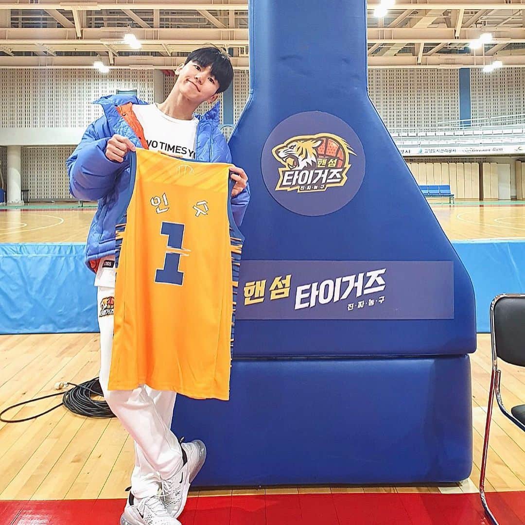 インス のインスタグラム：「묵묵히 소식 기다려준 우리 Mygirl 그리고 주위에서 응원해주신 모든분들 감사합니다 !! no.1 가드를 위해 더 열심히 해보겠습니다!! #핸섬타이거즈 🔥」
