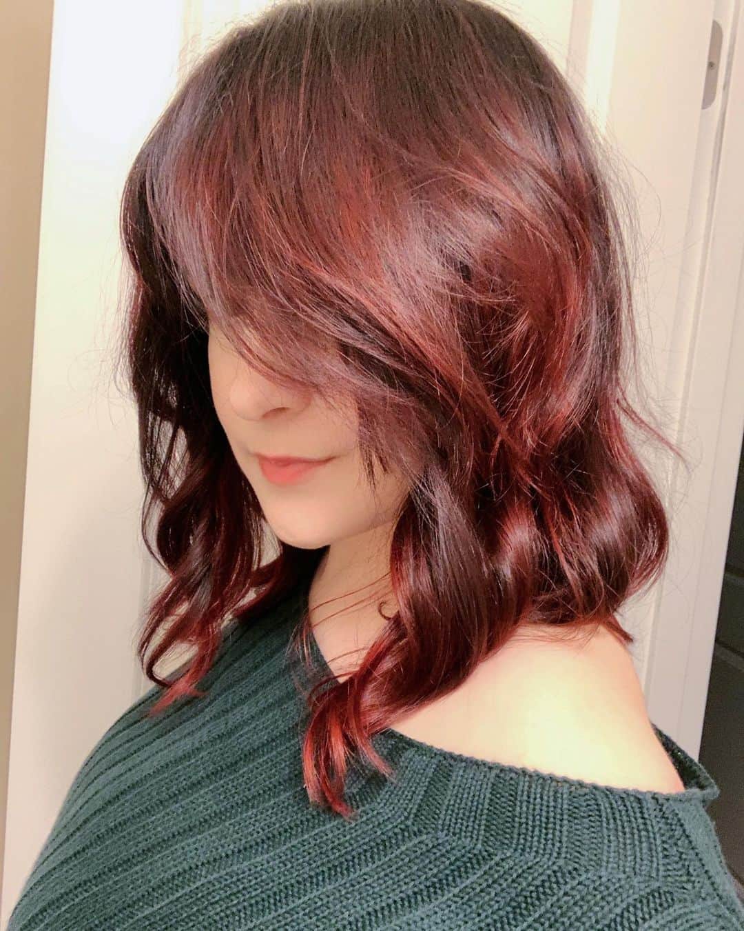 Tessaさんのインスタグラム写真 - (TessaInstagram)「❤️RED HAIR REVEAL❤️ @bumbling_beautician did such an incredible job, I’m in love with my hair!」2月1日 13時18分 - hiso.neko