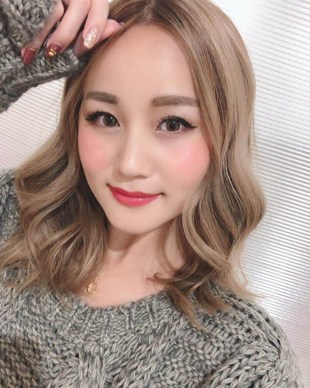 LORYのインスタグラム：「こんにちわっ♡ ローレンでカラーしてもらってきたよ☺️🌹💛 今回はハイライトなし、 いつもの素敵ベージュです👏✨✨ @rollen_ike 池さんありがとうございます💖 ． ． 最近しれーっとデカ目カラコンやめてみてるんだけど やっぱり目が、、、てん。😶笑 #rollen #haircolor #ベージュカラー #ローレン」