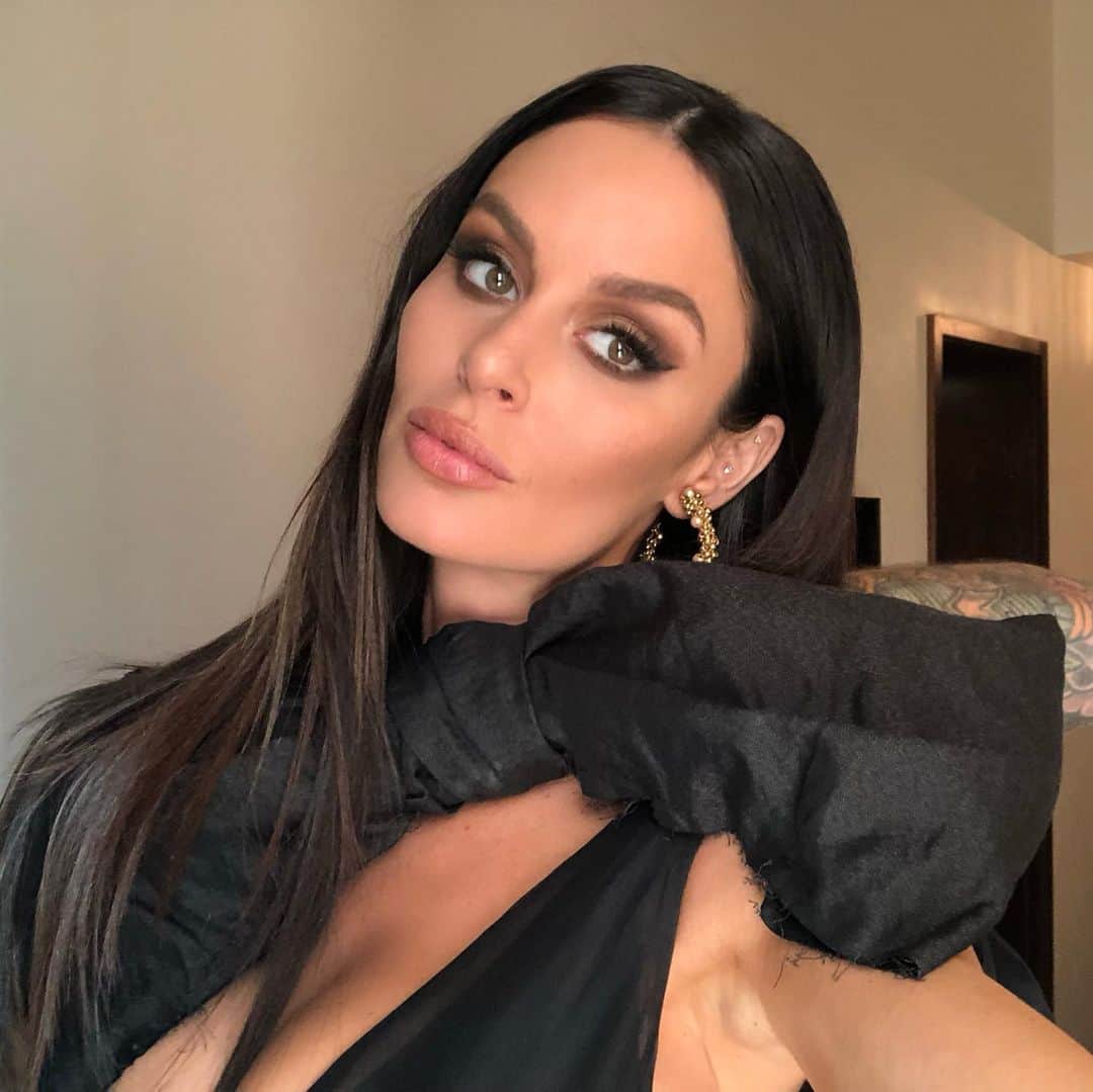 ニコール・トルンフィオのインスタグラム：「GRAMMYS GLAM 💕 by @chantellebaker & @marieuva #grammys2020 #nofilter」