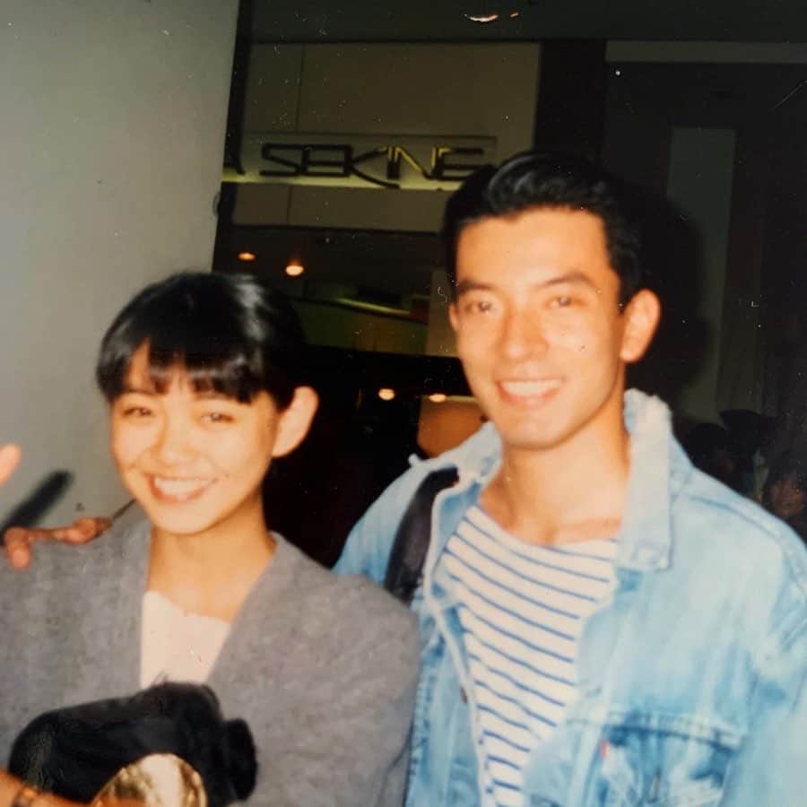 前田典子さんのインスタグラム写真 - (前田典子Instagram)「1月31日は 22回目の　#結婚記念日　 でした❣️ この写真は 22歳と26歳 初めて一緒に撮った写真 まだ付き合う前 これから 10年後に結婚しました　💒  出会ってから32年、結婚22年 昨夜の 記念日ディナーは青葉台にある 寿司「おかだ」さんへ🍣 #日本酒で乾杯　🍶 #美味しい寿司🍣　で #お腹いっぱい #幸せ❤️ ブラブラと帰り道に寄った ドンキで  これまた32年と古いお付き合いの 松本孝美ちゃんに遭遇　🤣  コカコーラのCMから 主人と孝美ちゃんの方が私よりも付き合いが長い 私達の結婚式にも来てくれました #みんな元気で現役 #ありがたや❤️ #淡い青春時代  #思い出した #20代 #そんな時もあったね #今や空気の存在　 #ちょうどいい」2月1日 13時21分 - maenorichang