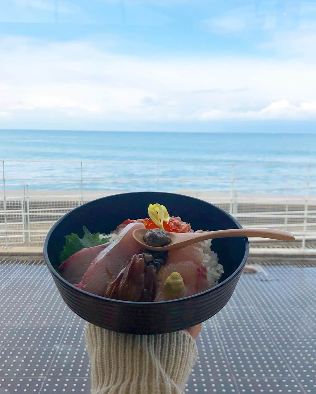 都築青空さんのインスタグラム写真 - (都築青空Instagram)「今日は一泊二日で @maimaiko と富山に来ています🛳❤︎ . . 早速お昼ご飯に ホタルイカをふんだんに使った 『蛍烏賊と蟹の海鮮丼』を いただきました😋😋 眺めも良くって海鮮も美味しくって幸せ❤️ . . 📍􏰁􏰂􏰃􏰄􏰅􏰆􏰇􏰃富山県滑川市 『パノラマレストラン光彩』 . . #滑川市 #富山県滑川市 #パノラマレストラン光彩  #ほたるいかミュージアム #女子旅 #PR #富山県 #富山旅行 #国内旅行 #旅行好き #北陸旅行 #北陸 #travel #trip #日本海 #海鮮丼 #蛍烏賊 #富山グルメ #あおぞら旅日記」2月1日 13時21分 - aozora723