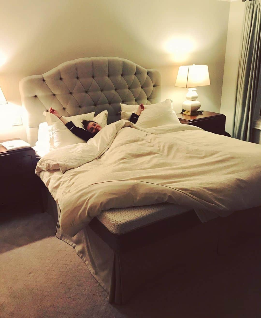 アレクサンドラ・ポールのインスタグラム：「After 100 days of snoozing on my Endy, I’m hooked! Pro: Never in my life have I felt so rested 😊 Con: Never want to get out of bed 😬— Make sure to use my code ALEXANDRA50 for $50 off of any size of Endy mattress! #EndyPartner #CanadianMade #ad」