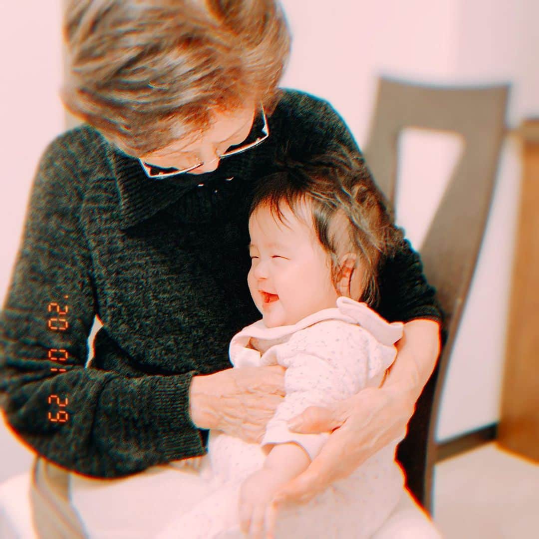 しほの涼のインスタグラム：「ひいばぁばと仲良しな娘さん👵💕 遊んでもらって、いっつもケラケラ笑ってます🥰💕 あ‼️人見知り‼️始まりました😂💦💦 予防接種で病院行ったら、先生の顔見た瞬間にギャン泣きして、看護師さんに抱っこされたら反り返って泣き叫んでました🧑🏻‍⚕️笑 家族以外を判別してるんだなぁって感心🙆‍♀️ あと、先輩お母さん達に伺いたいんですが 【オムツ交換台】に乗せるとうちの娘さんギャン泣きしてしまうんですが、同じ方いませんか？🤷‍♀️ 硬くて嫌なのかなぁと思って、頭の下にタオルひいてもダメです🙅‍♀️💦💦 普段は置かれても全然泣きません‼️ 交換台の上だけです💦💦 誰か同じ人いたら教えてほしいです💦💦 #生後6ヶ月#生後6ヶ月半#生後6ヶ月女の子#家族愛#育児の悩み#育児のコツ #赤ちゃんのいる生活#赤ちゃんとお出かけ #赤ちゃん」