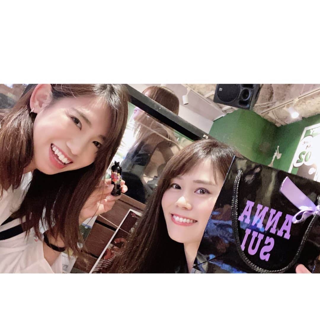 のインスタグラム：「1.29(wed) ONE OK ROCKのライブ☺️♡ 元パナソニック陸上部の仁さんと行ってきたよー👭✨ 毎回、ワンオクのライブは仁さんとテンションぶち上げで行ってる😂笑笑 治療行った後、渋谷で待ち合わせて渋谷の802CAFE&DINERで🍽 ご飯も苺ミルクも飲んで美味しかったのに写真撮るの忘れてデザートのプリンだけ🍮😂笑 今流行りの固めプリン美味しかった🍮♡ 大阪国際女子マラソンお疲れさまってANASUIのリップもプレゼントしてくださって😭✨ お姉さんって感じで素敵な方です☺️♡リップ、お家で使ってみたらめちゃくちゃ可愛くて外に出る機会が増えそうです😂笑笑 そして、ワンオクのライブはというと、、、Aエリア！！！ドームと違って椅子もないから海浜幕張の時と同様にもみくちゃ♡！！ 満員電車はストレスなのにこんな人と押し合いへし合いが楽しく感じるワンオクやばい。😂笑笑 アンコールでは、TAKAが初めてライブ撮っていいよって！他にも撮っていいよっていうアーティストはいるかもだけどアーティストへのリスペクトは忘れんなよー！って！☺️もちろん！撮ってたけど全力で飛んだからブレブレすぎてちゃんと映ってるとこ探すのに必死だった😂笑笑 めちゃくちゃ楽しかったー！！汗かきすぎてやばかった！笑 次のツアーも決まったら絶対行く！！！ 仁さん、楽しい１日をありがとうございました😊！✨ #japan #marathon #runner #マラソン #マラソン女子 #ランニング #ランニング女子 #oneokrock  #代々木第一体育館  #802cafe #最高すぎた @hitomi._p」