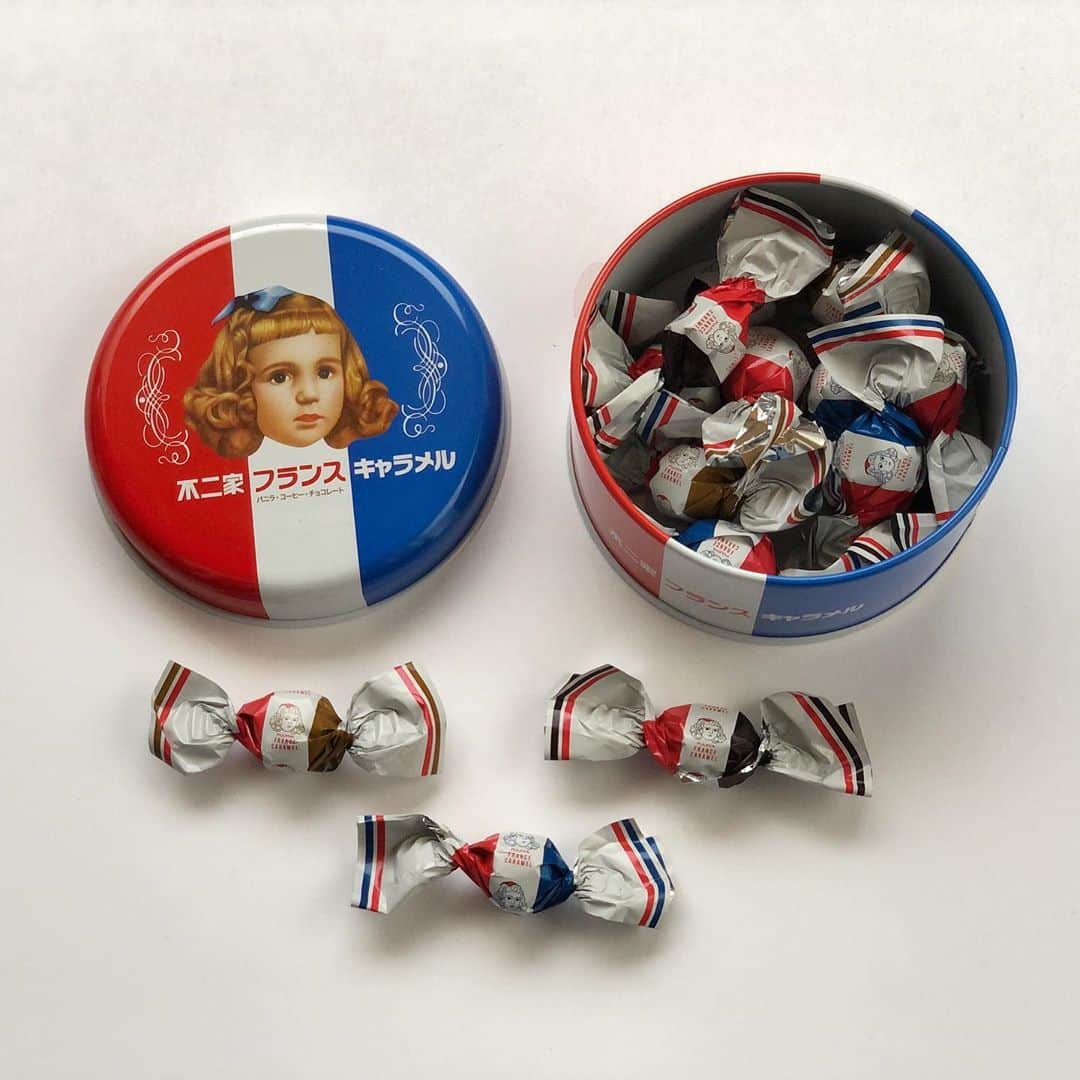 甲斐みのりさんのインスタグラム写真 - (甲斐みのりInstagram)「復刻版「不二家フランスキャラメル」を、缶ごと普段つかいのバッグの中へ。 これからしばらく誰かに会うたび、「キャラメルいかが」と差し出すはずです。  #菓子菓子菓子」2月1日 13時52分 - minori_loule