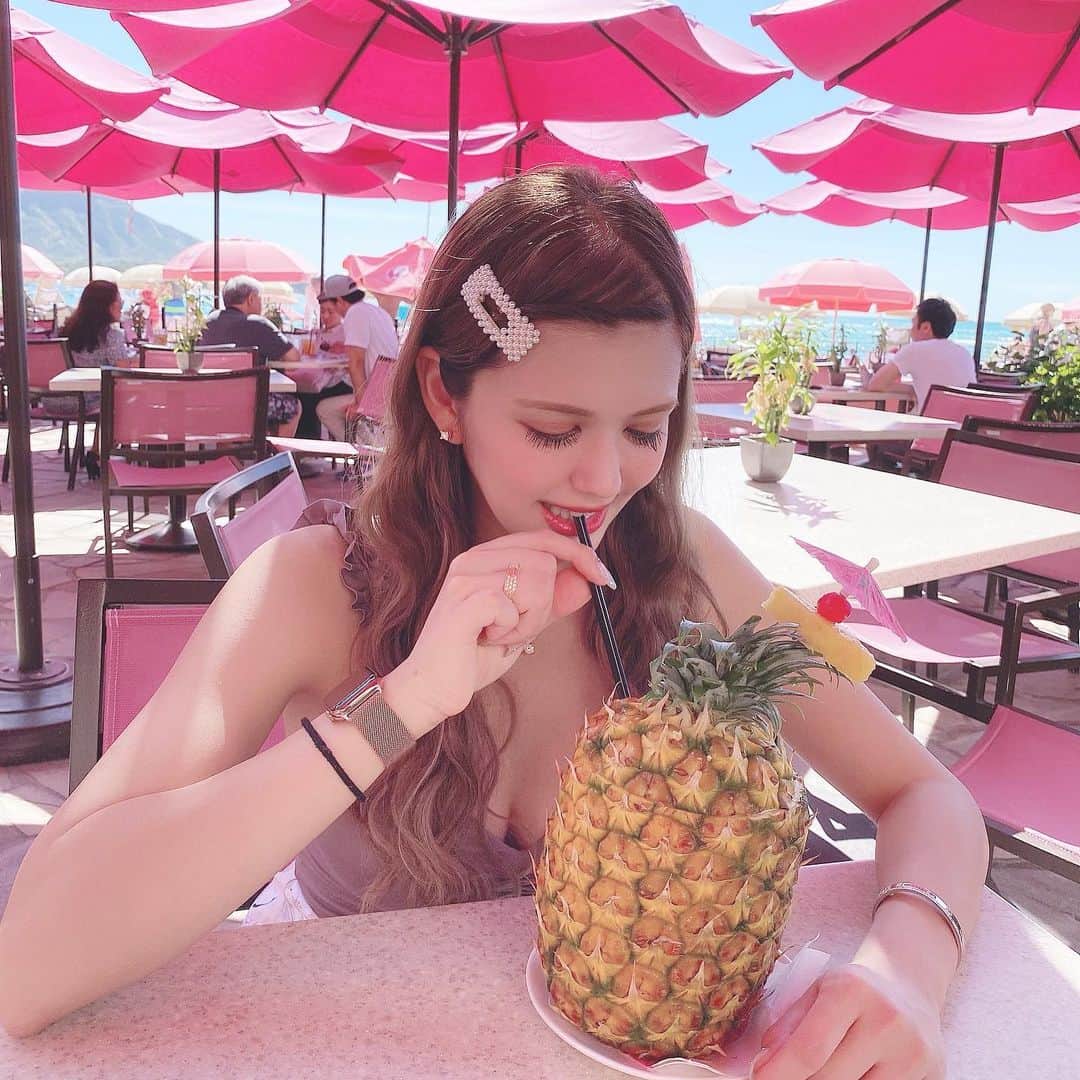 紗蘭さんのインスタグラム写真 - (紗蘭Instagram)「ロイヤルハワイアンにあるMai Tai Bar🍍💕💕💕 宿泊者じゃなくても入れるバーで、ワイキキビーチで遊んだ後のチルは絶対ここ！🥺💖 大好きなパイナップルジュース🍍💕 $20だよ💸 #me #hawaii #honolulu #waikiki #waikikibeach #royalhawaiian #royalhawaiianhotel #maitai #maitaibar」2月1日 13時57分 - saracchidayo