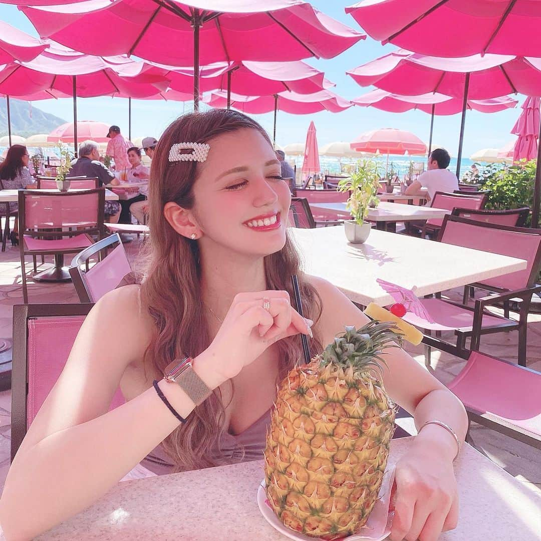 紗蘭さんのインスタグラム写真 - (紗蘭Instagram)「ロイヤルハワイアンにあるMai Tai Bar🍍💕💕💕 宿泊者じゃなくても入れるバーで、ワイキキビーチで遊んだ後のチルは絶対ここ！🥺💖 大好きなパイナップルジュース🍍💕 $20だよ💸 #me #hawaii #honolulu #waikiki #waikikibeach #royalhawaiian #royalhawaiianhotel #maitai #maitaibar」2月1日 13時57分 - saracchidayo