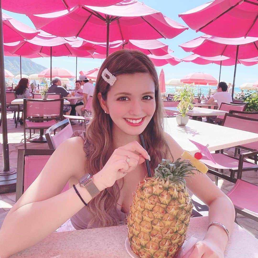 のインスタグラム：「ロイヤルハワイアンにあるMai Tai Bar🍍💕💕💕 宿泊者じゃなくても入れるバーで、ワイキキビーチで遊んだ後のチルは絶対ここ！🥺💖 大好きなパイナップルジュース🍍💕 $20だよ💸 #me #hawaii #honolulu #waikiki #waikikibeach #royalhawaiian #royalhawaiianhotel #maitai #maitaibar」