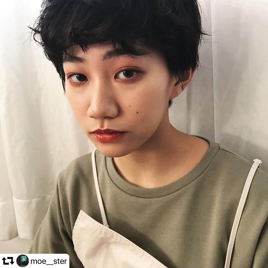 のインスタグラム：「#repost @moe__ster ・・・ 本日も宜しくお願い致します！☺︎❤︎﻿ ﻿ ﻿ ﻿ ご予約はDM、ホットペッパーからお待ちしております🙌🏻❣️﻿ ﻿ ホットペッパーで予約が✖︎になっているところでもDMかTELであればお取りできる場合もございますので是非お気軽にお問い合わせください！﻿ ﻿ #sakamoe_hair ﻿ ﻿ #京都美容室 #京都美容院 #ブラックコーデ #パーカーコーデ #ピンク #美容師 #PLAY #コムデギャルソン #メンズコーデ #メンズライク #今日のコーデ #ブリーチ #ハイトーンカラー #ショートヘア #ベリーショート #マッシュショート #マッシュウルフ #ハイライト #スニーカー #ニットパンツ #スウェットパーカー #ビッグシルエット #ハンサムショート #センターパート #シースルーバング #重ため前髪 #濡れ髪 #スロウカラー」