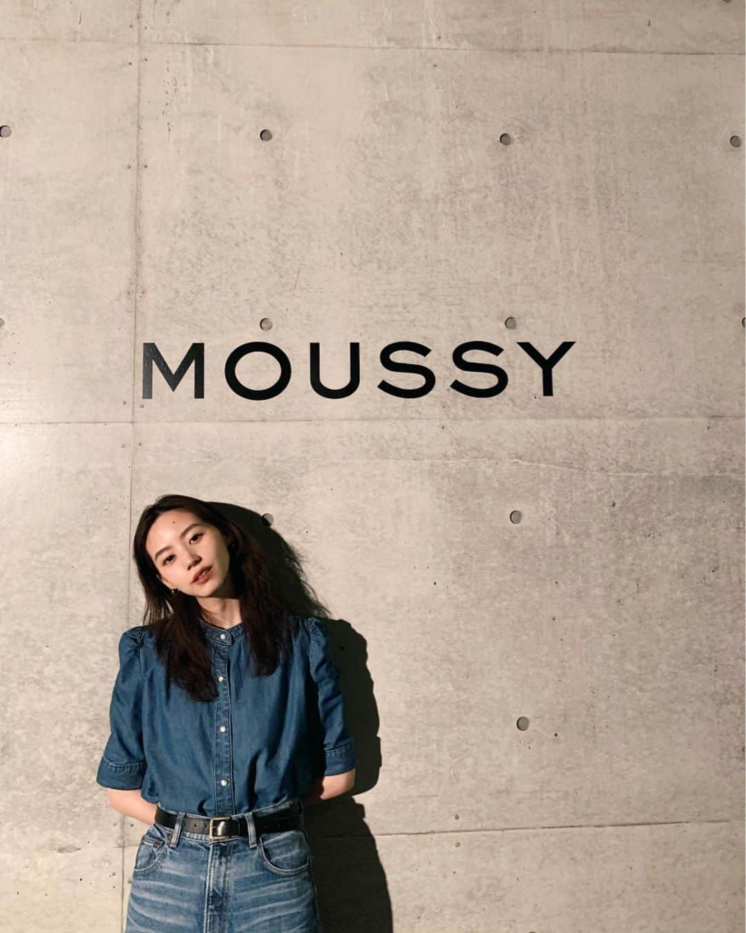 Shiho Sasakiのインスタグラム：「2/1を迎えて、ついに MOUSSY 20thのLogoとVisualが公開されました👏✨ そして昨日は展示会だったよ👖 本当にこだわりの詰まった可愛いお洋服がたくさん💗 早く皆さんにも着てもらいたいなぁ💭 #MOUSSY#20thanniversary#exhibition」