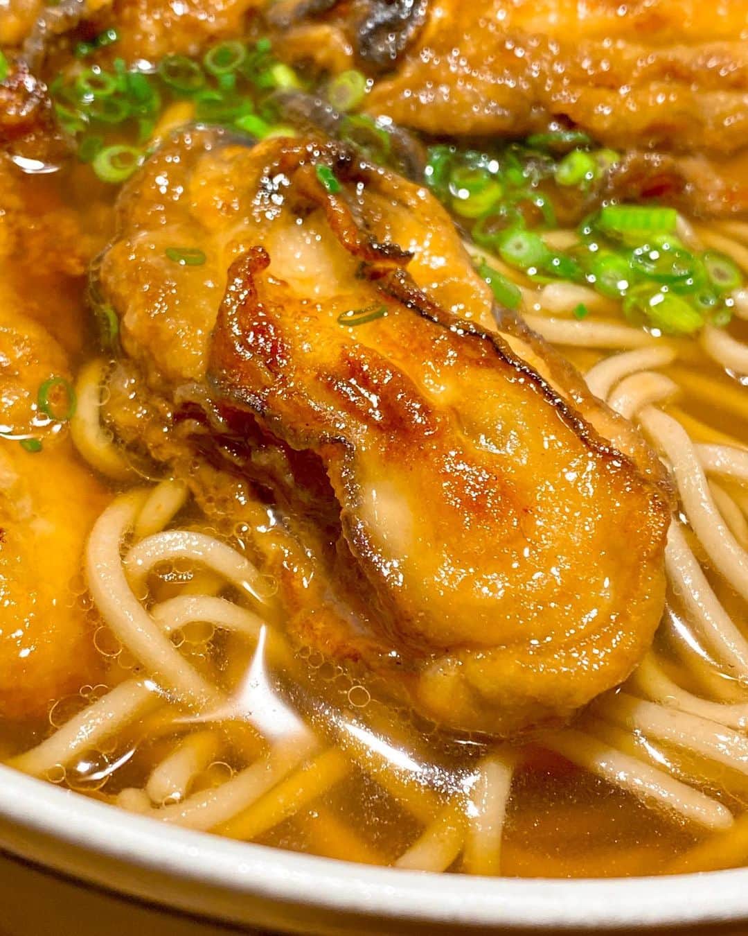 秋山具義さんのインスタグラム写真 - (秋山具義Instagram)「ランチソで、西麻布『おそばの甲賀』で、大好物の「かきそば」通常３個の牡蠣を１個マシで計４個。﻿ ﻿ 完璧すぎる美味しさ！！！！！﻿ ﻿ 牡蠣好きの人に超〜オススメ！﻿ ﻿ 2月15日までなのでもう１回くらい食べよう！﻿ ﻿ #おそばの甲賀 #西麻布そば #具義そば2020」2月1日 14時11分 - gugitter