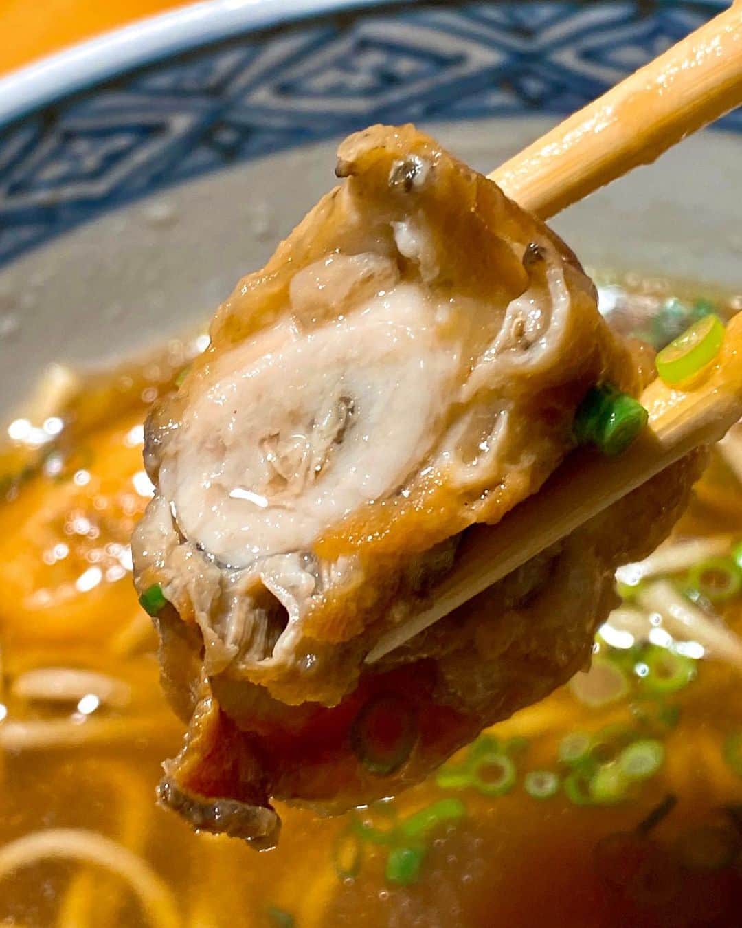 秋山具義さんのインスタグラム写真 - (秋山具義Instagram)「ランチソで、西麻布『おそばの甲賀』で、大好物の「かきそば」通常３個の牡蠣を１個マシで計４個。﻿ ﻿ 完璧すぎる美味しさ！！！！！﻿ ﻿ 牡蠣好きの人に超〜オススメ！﻿ ﻿ 2月15日までなのでもう１回くらい食べよう！﻿ ﻿ #おそばの甲賀 #西麻布そば #具義そば2020」2月1日 14時11分 - gugitter