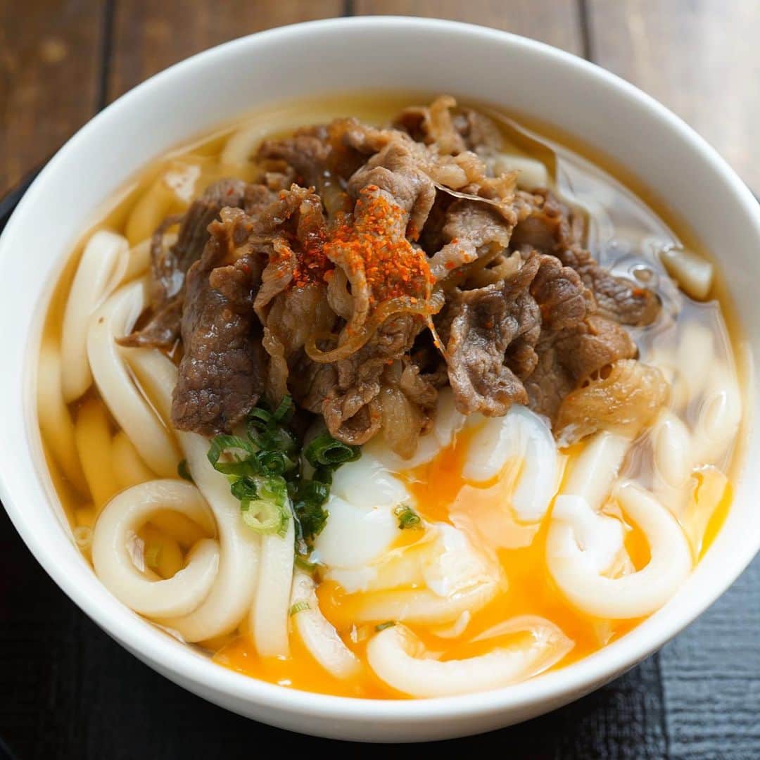hirokoさんのインスタグラム写真 - (hirokoInstagram)「🌱2020.2.1（土）﻿ ✽.｡.:*・ﾟ #hiroponのおうちごはん﻿ ﻿ #肉うどん でお昼ごはん﻿ ﻿ おだしをかけた#かけうどん に甘辛味の牛肉のせて﻿ 半熟卵をとろぉ〜り ﾋｮｪ〜😱 ﻿ 「この組み合わせ大好きやぁ⤴︎ 」﻿ ﻿ ﻿ うどんはもちろん！#讃岐うどん﻿ #テーブルマーク の#冷凍うどん﻿ おだしは @dashi_gura さんの﻿ #うどんのおだし﻿ ﻿ だしパックを水から入れ4〜5分煮出し﻿ だしパックを取ってうどんを入れ﻿ ひと煮立ちすればOK ←今日はかけうどん﻿ だしパック1つで味付けの必要もなし！﻿ 超〜〜簡単で便利﻿ 関西風のあっさり系のおだしです﻿ ﻿ だしパック1つで味付けの必要もなし！﻿ 超〜〜簡単で便利﻿ 関西風のあっさり系のおだしですよ﻿ ﻿ ﻿ 『うどんのおだし』﻿ こちらをcheck👉🏻 @dashi_gura ﻿ ﻿ ﻿ ﻿ .........The end ◥█̆̈◤࿉∥﻿ #だし蔵アンバサダー #だし蔵 #関西おだし#おだしレシピ #うどん #ヨムーノ #ヨムーノメイト #インスタフード #おうちごはん通信 #おうちごはんLover  #くらしメイド #フーディーテーブル #マカロニメイト #デリミア #デリスタグラマー #うちのシェフ #てづくりごはん365 #snapdish #macaroni #locari_kitchen #lin_stagrammer﻿ ・」2月1日 14時11分 - hiropon0201