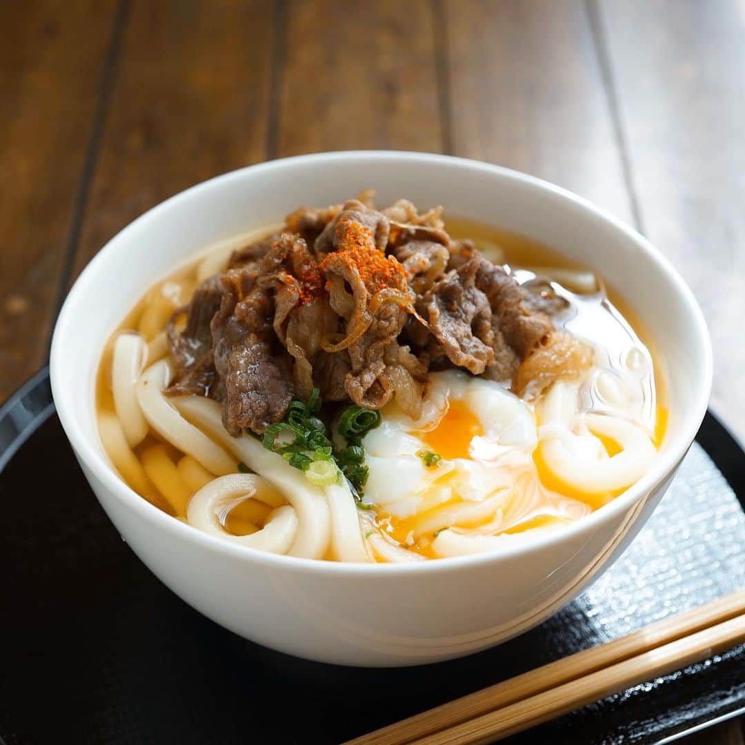 hirokoさんのインスタグラム写真 - (hirokoInstagram)「🌱2020.2.1（土）﻿ ✽.｡.:*・ﾟ #hiroponのおうちごはん﻿ ﻿ #肉うどん でお昼ごはん﻿ ﻿ おだしをかけた#かけうどん に甘辛味の牛肉のせて﻿ 半熟卵をとろぉ〜り ﾋｮｪ〜😱 ﻿ 「この組み合わせ大好きやぁ⤴︎ 」﻿ ﻿ ﻿ うどんはもちろん！#讃岐うどん﻿ #テーブルマーク の#冷凍うどん﻿ おだしは @dashi_gura さんの﻿ #うどんのおだし﻿ ﻿ だしパックを水から入れ4〜5分煮出し﻿ だしパックを取ってうどんを入れ﻿ ひと煮立ちすればOK ←今日はかけうどん﻿ だしパック1つで味付けの必要もなし！﻿ 超〜〜簡単で便利﻿ 関西風のあっさり系のおだしです﻿ ﻿ だしパック1つで味付けの必要もなし！﻿ 超〜〜簡単で便利﻿ 関西風のあっさり系のおだしですよ﻿ ﻿ ﻿ 『うどんのおだし』﻿ こちらをcheck👉🏻 @dashi_gura ﻿ ﻿ ﻿ ﻿ .........The end ◥█̆̈◤࿉∥﻿ #だし蔵アンバサダー #だし蔵 #関西おだし#おだしレシピ #うどん #ヨムーノ #ヨムーノメイト #インスタフード #おうちごはん通信 #おうちごはんLover  #くらしメイド #フーディーテーブル #マカロニメイト #デリミア #デリスタグラマー #うちのシェフ #てづくりごはん365 #snapdish #macaroni #locari_kitchen #lin_stagrammer﻿ ・」2月1日 14時11分 - hiropon0201