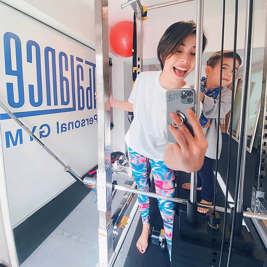齋藤美波のインスタグラム：「🏋🏽‍♀️🔥🏋🏽‍♀️ #workout ・ 背中、太股裏、腹筋 いい感じに筋肉痛🤩 昨日のメニュー効いてる〜！！！ って感じで最高だったな🤎 追い込むの嫌いじゃない。 毎度辛くて笑っちゃうけど 最後気持ちいいぃ〜🤩 って呟いてしまう。笑 ・ @takuishida_ さんが 載せてたストーリーの "忙しいを理由にしてたら変われない" の言葉にズサっと刺さりw 頑張って定期的に通わなきゃなって 改めて思いました！笑 頑張ります💪🏾 ・ ・ #子連れトレーニング #パーソナルトレーニング #体作り#パーソナルトレーニング #パーソナルジム #ボディメイク #フィットネス #tbalance藤沢南口店 #workout#fitness#personaltrainer#personaltraining#gym#bodymake#shonan#fujisawa」
