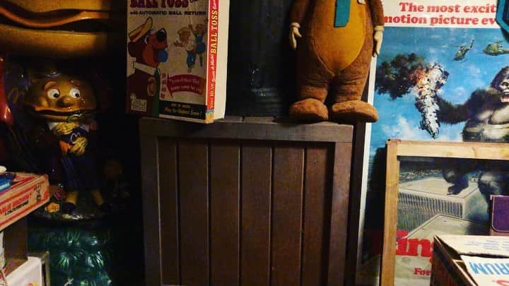 大川知英のインスタグラム：「FAO SCHWARZ Sesame Street  Oscar the Grouch Store Display ❗️🇺🇸 takatsubaseにスペシャルオスカー お降臨❗️わがままな玄人の気持ちを 最高の憧れ神玄人に伝わり、 そしてこの子がtakatsubaseに 加わり夢の世界がまたグッと濃くなりました🤡ありがとうございました🙇‍♂️❗️UPI❗️❗️ #FAOSCHWARZ#sesamestreet  #oscarthegrouch #storedisplay  #スペシャルオスカー降臨 #夢の世界#わがまま玄人 #最高の憧れの神玄人 #ありがとうございました#amecajiboys #takatsubase #アメトイ部キャプテン」