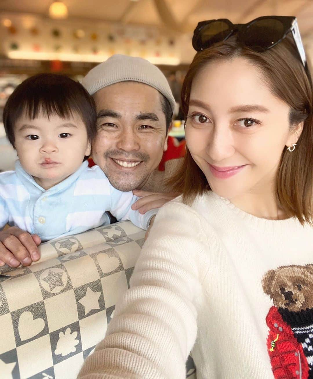 小川ひとみさんのインスタグラム写真 - (小川ひとみInstagram)「Family👨‍👩‍👦❤️ #weekend #love #mybabies #転んで唇を怪我してしまった👶」2月1日 14時20分 - hitomy220